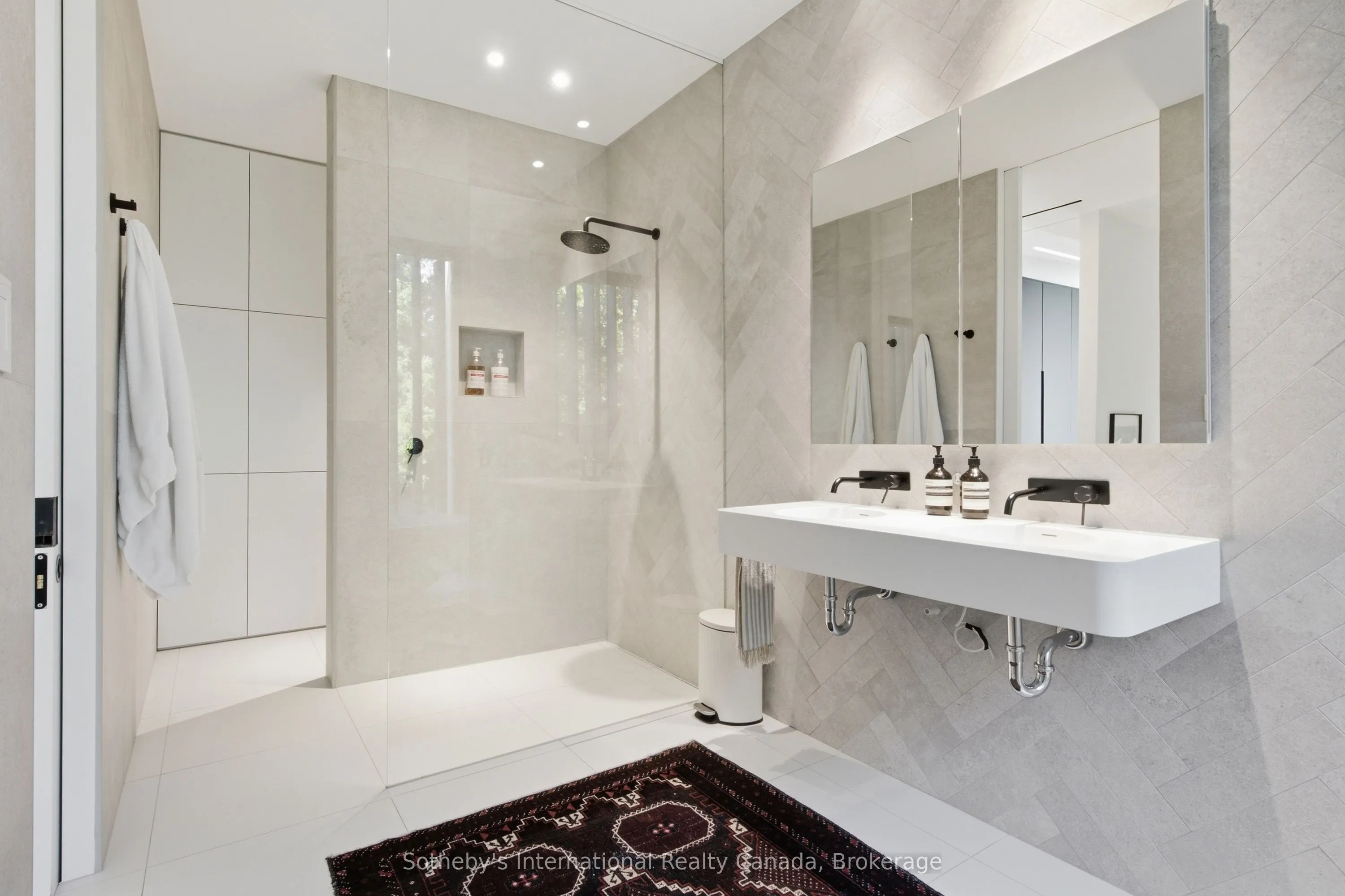 32 Ahrens Street W