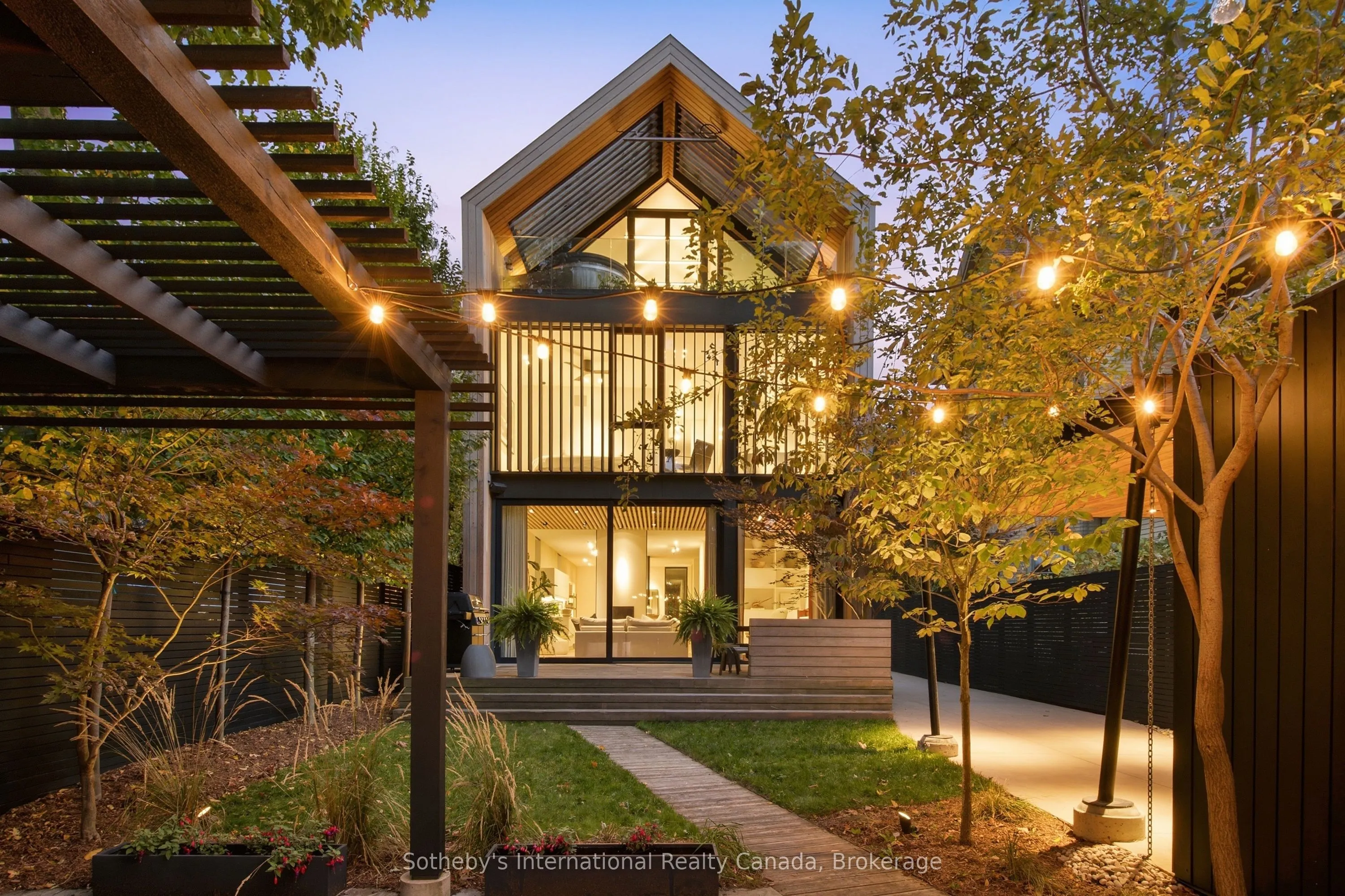 32 Ahrens Street W