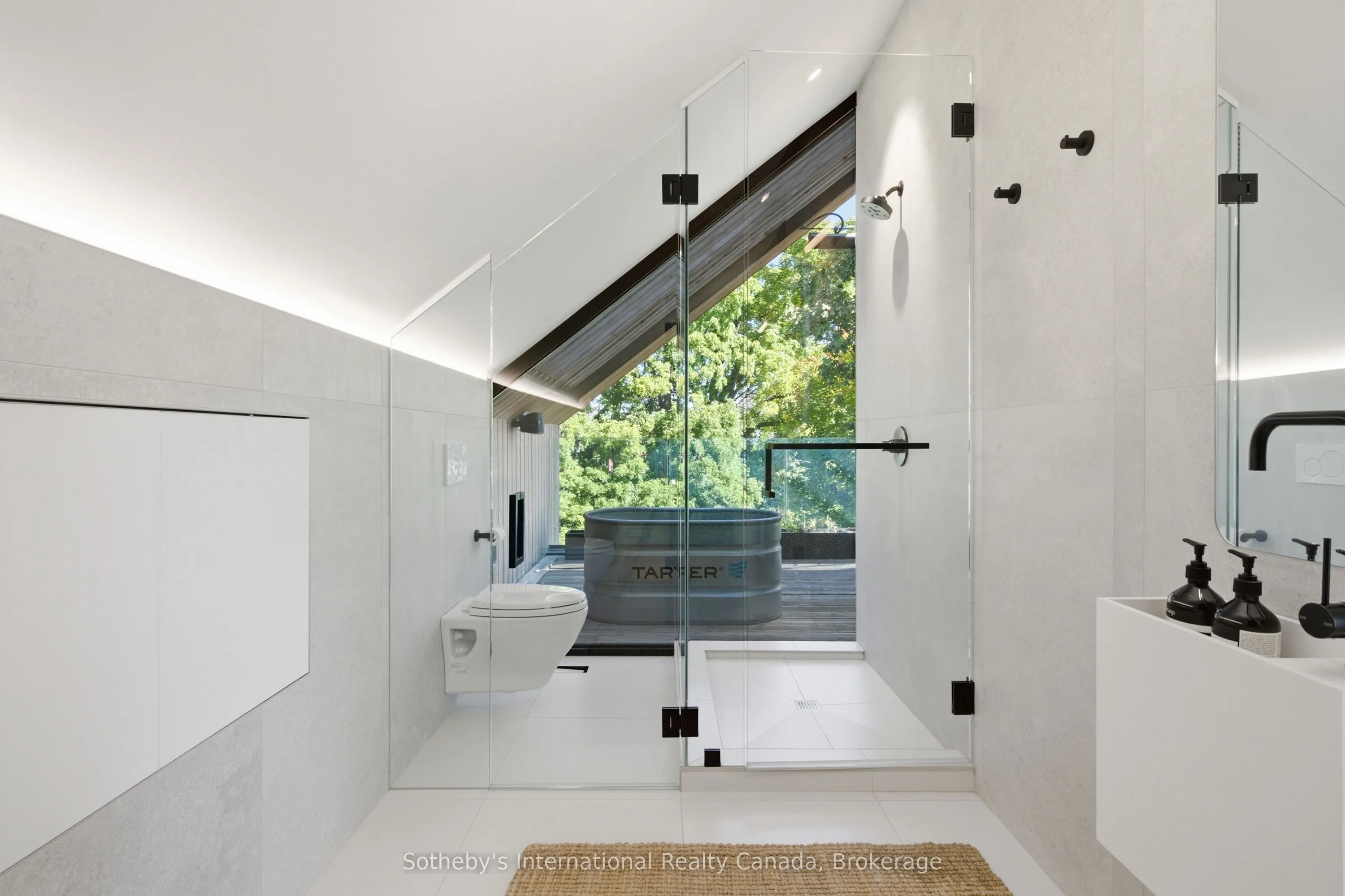 32 Ahrens Street W
