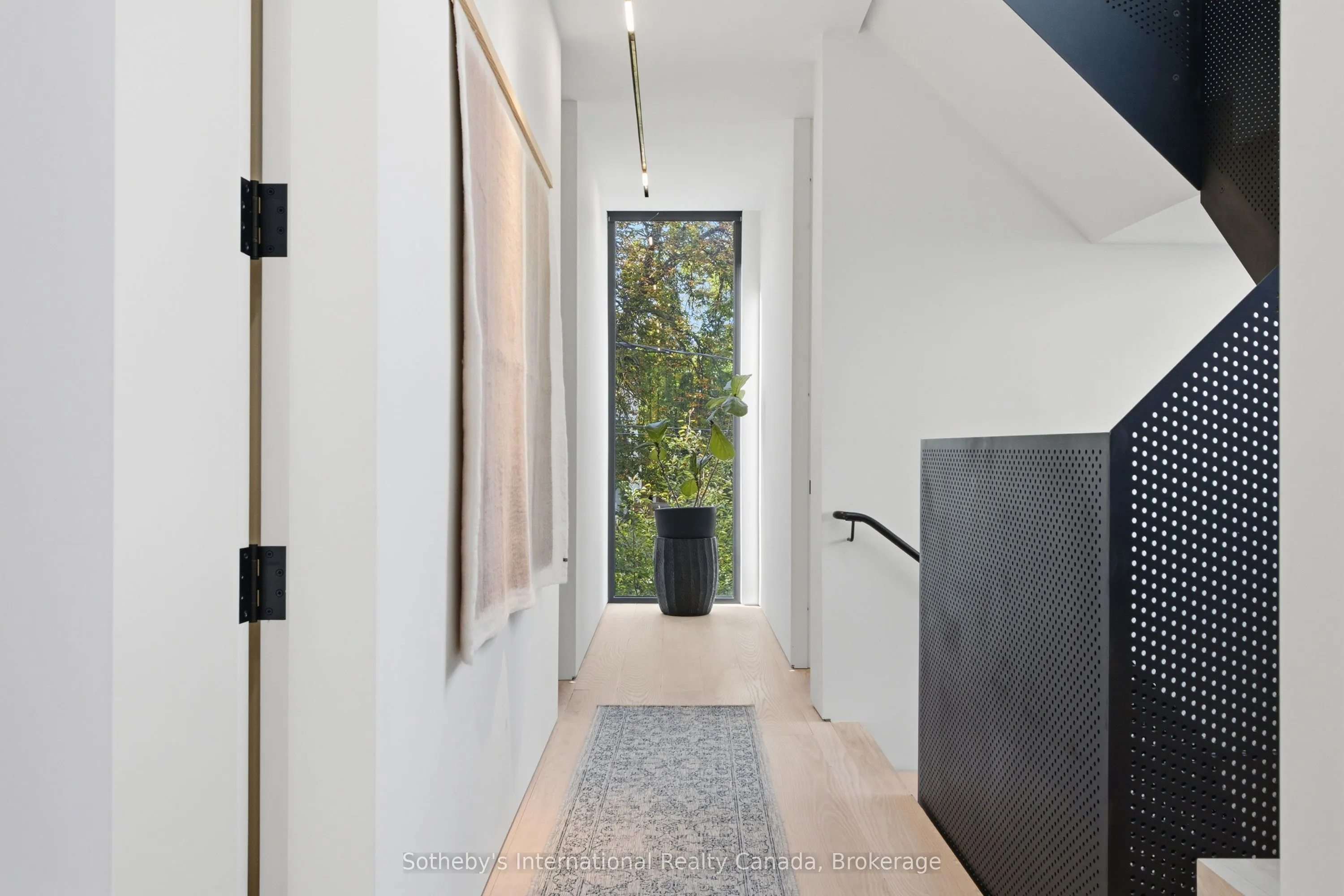 32 Ahrens Street W
