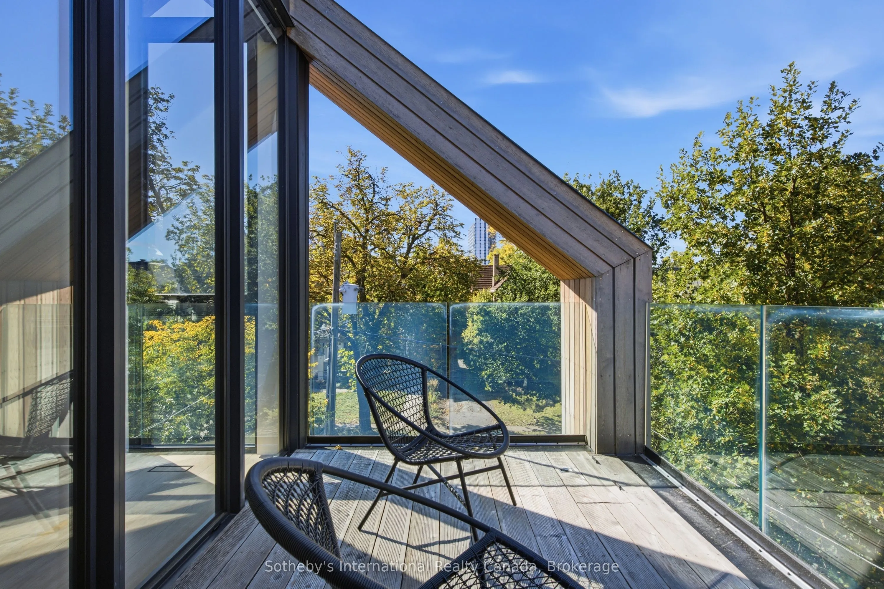 32 Ahrens Street W