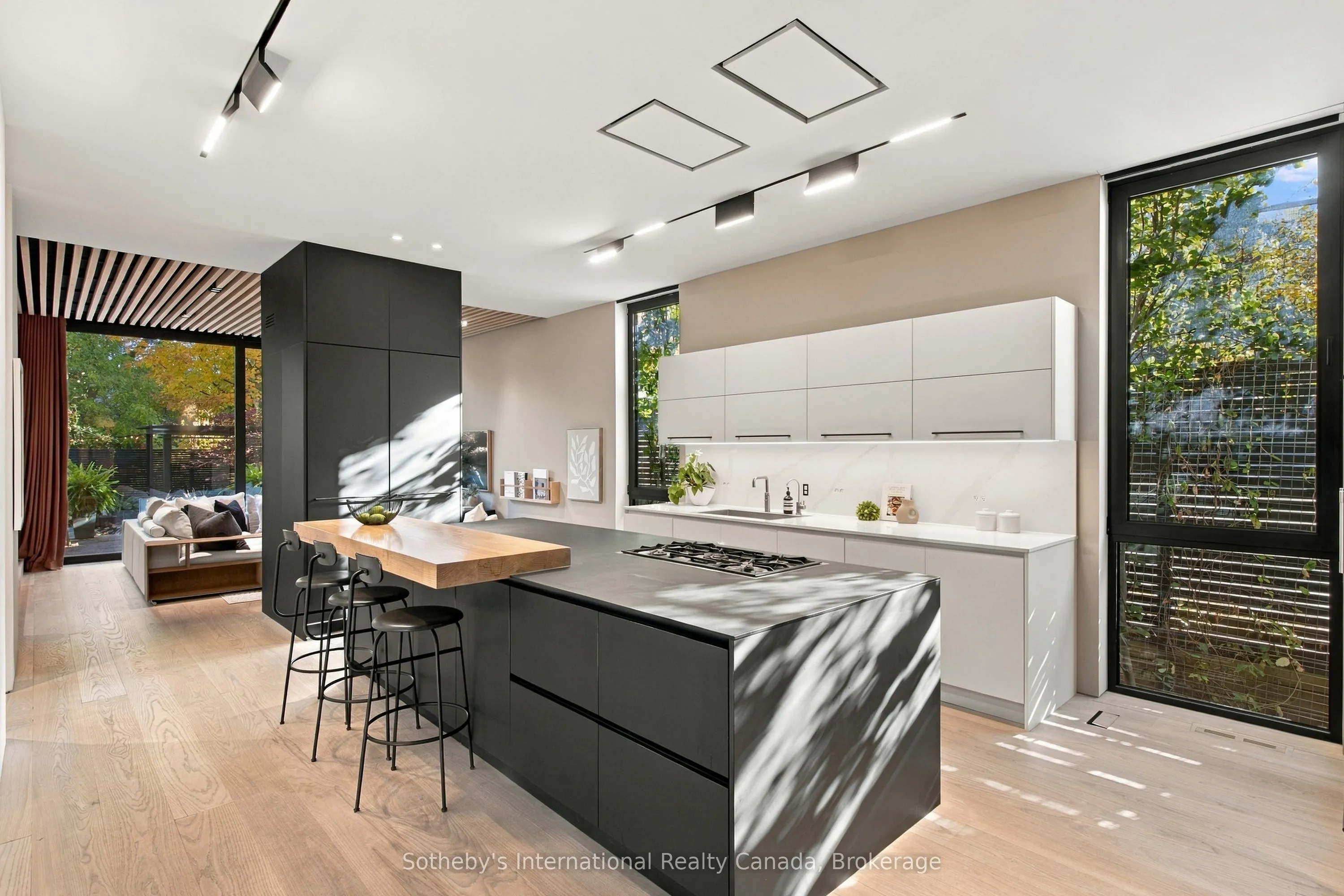 32 Ahrens Street W