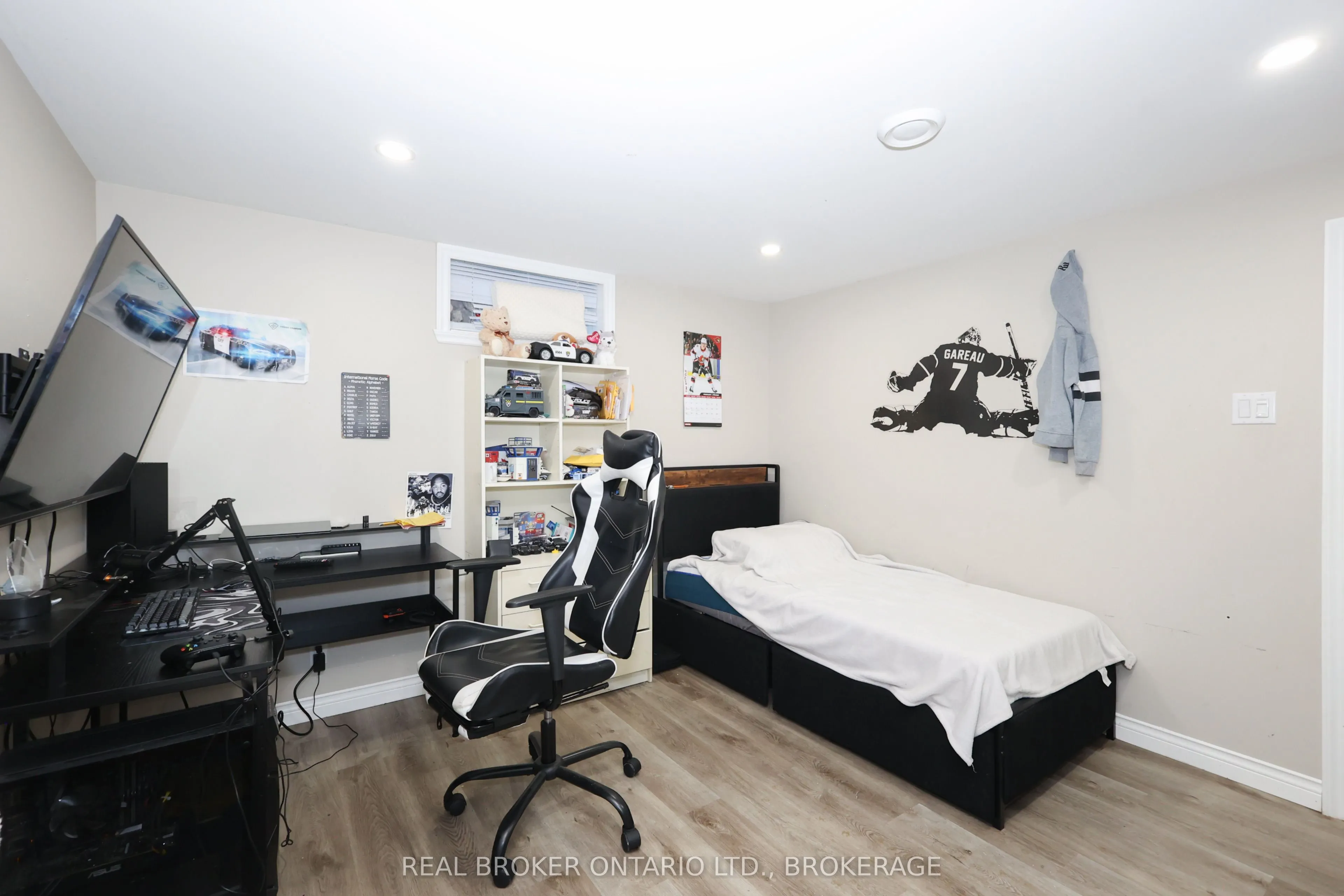 406 Dominion Street S