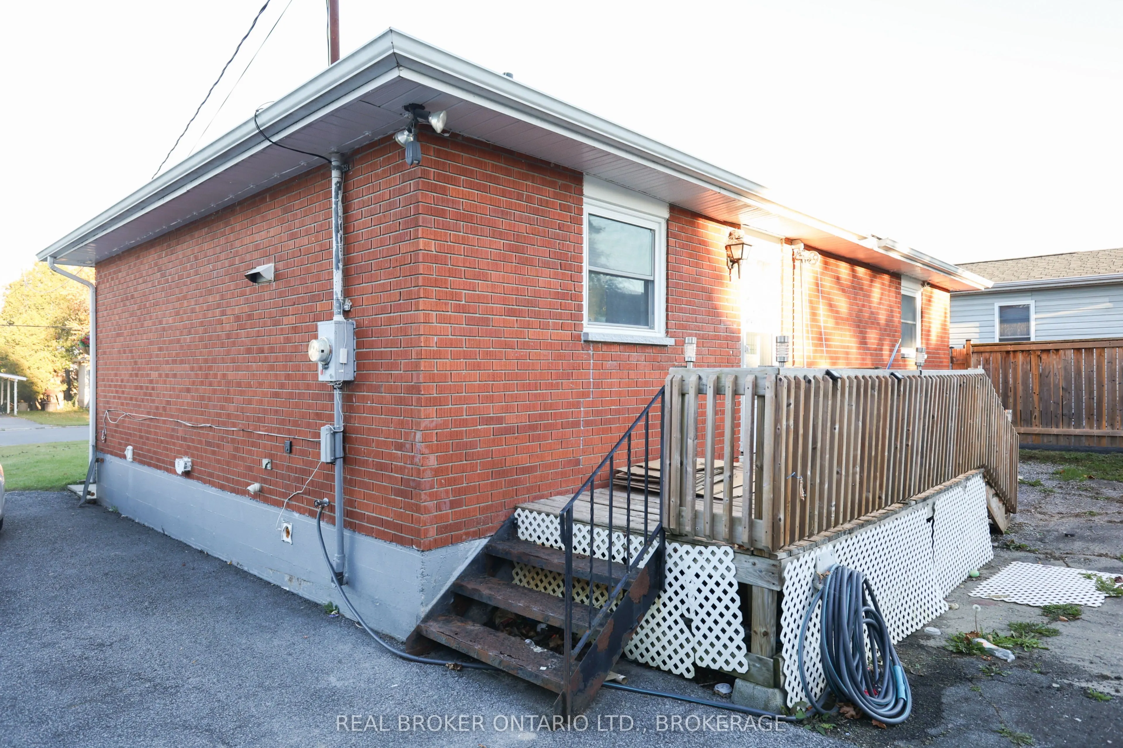 406 Dominion Street S