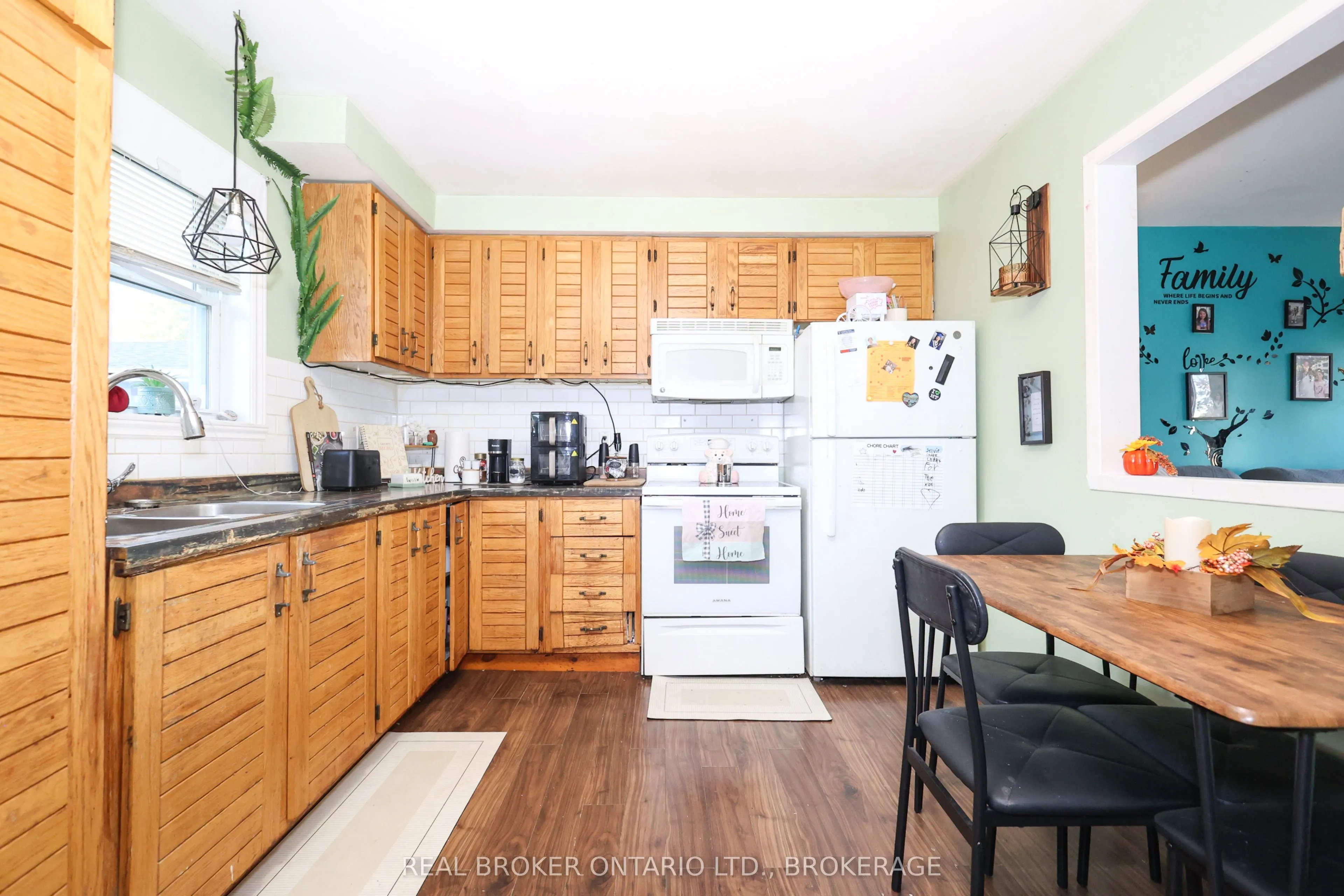 406 Dominion Street S