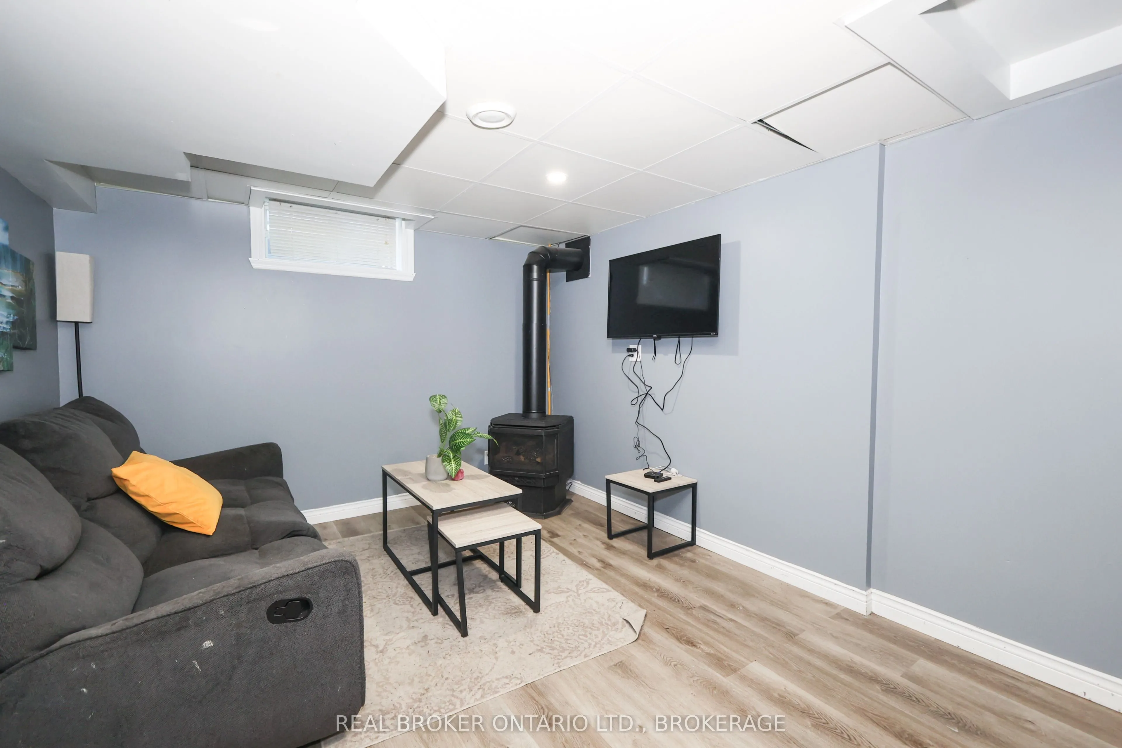 406 Dominion Street S