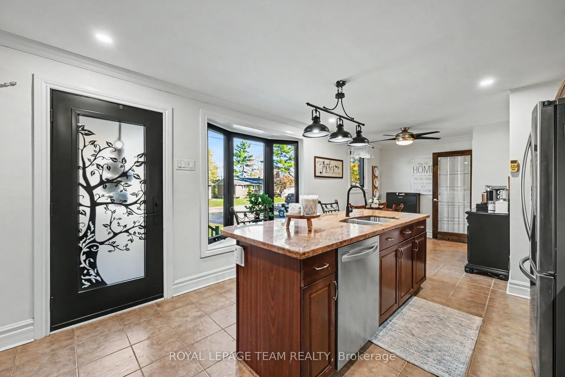 565 Dufferin Street W