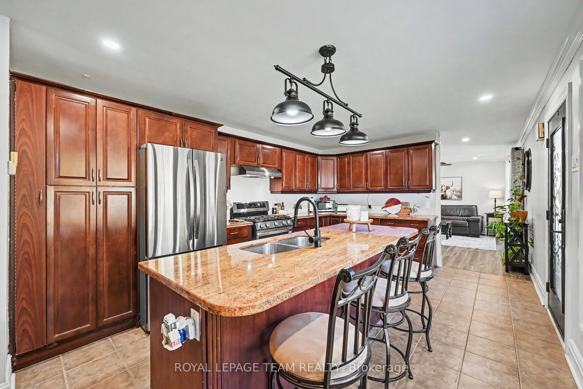 565 Dufferin Street W