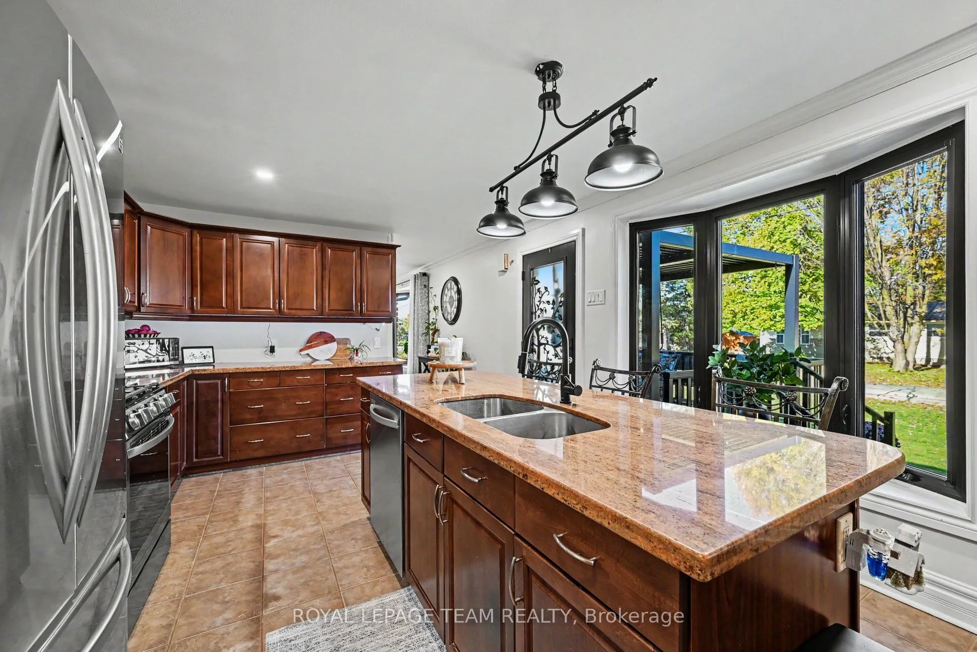 565 Dufferin Street W