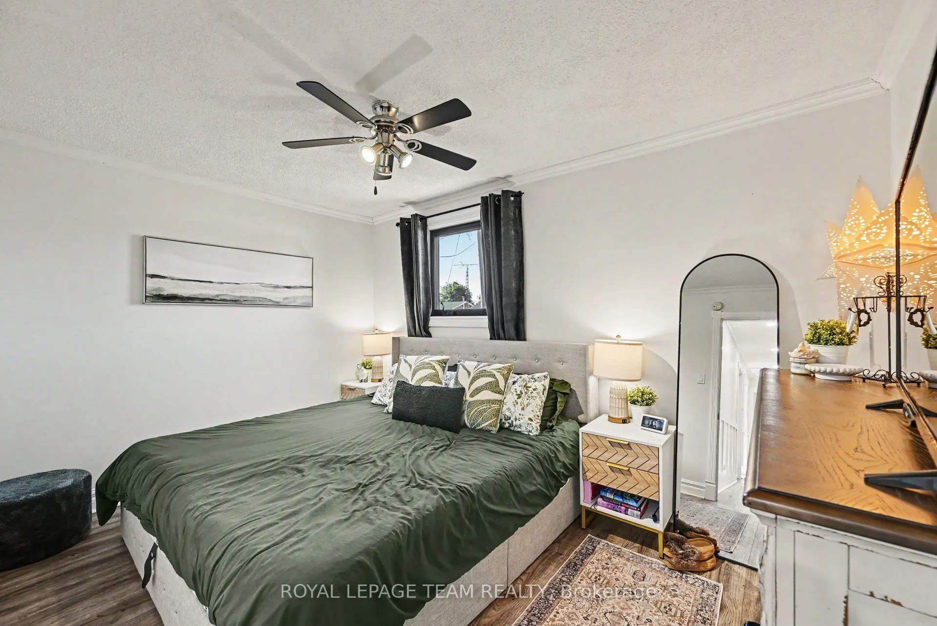565 Dufferin Street W