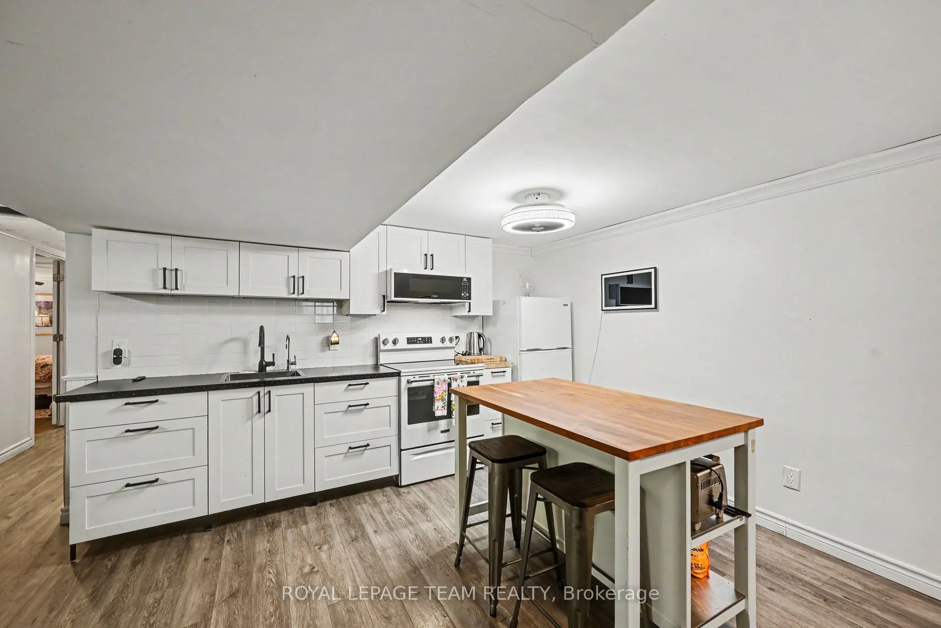 565 Dufferin Street W
