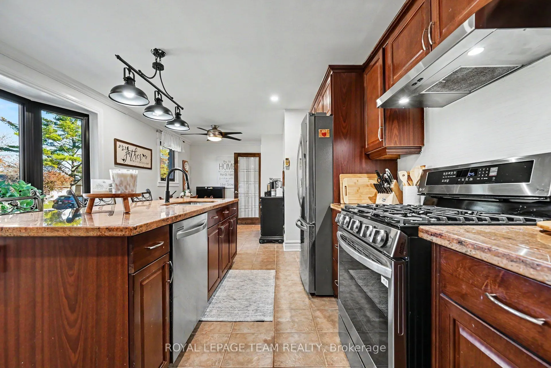 565 Dufferin Street W