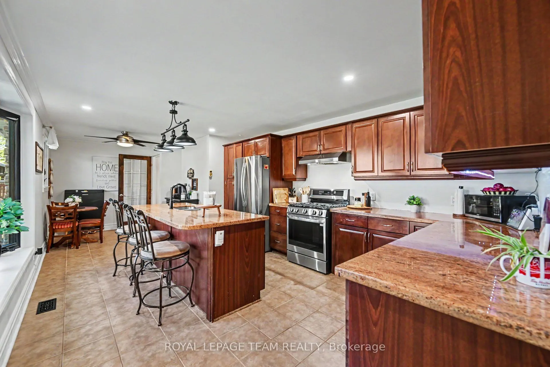 565 Dufferin Street W