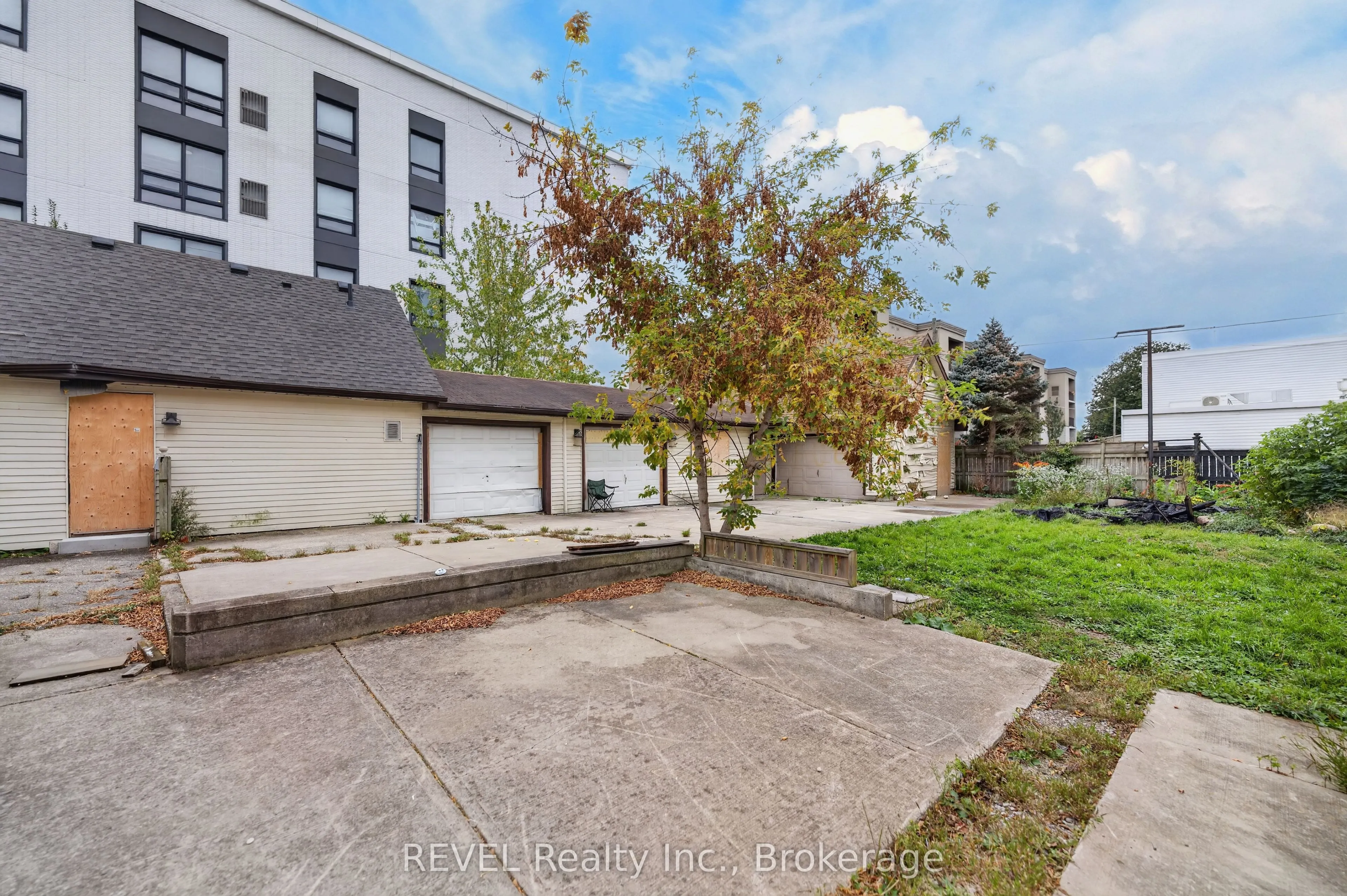 21 PINE Street S