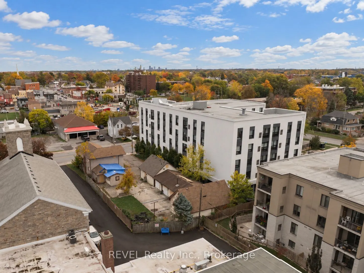 21 PINE Street S