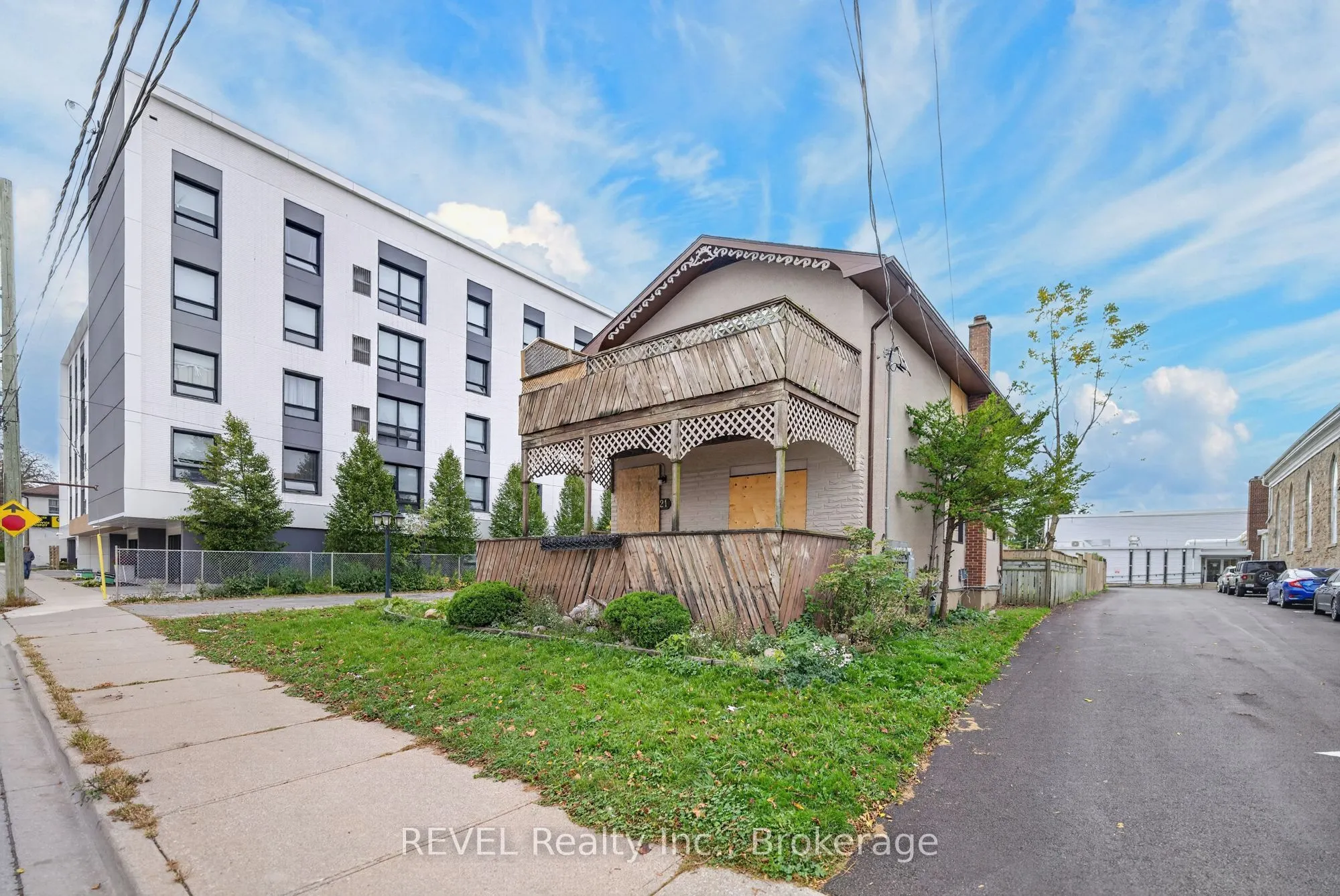 21 PINE Street S