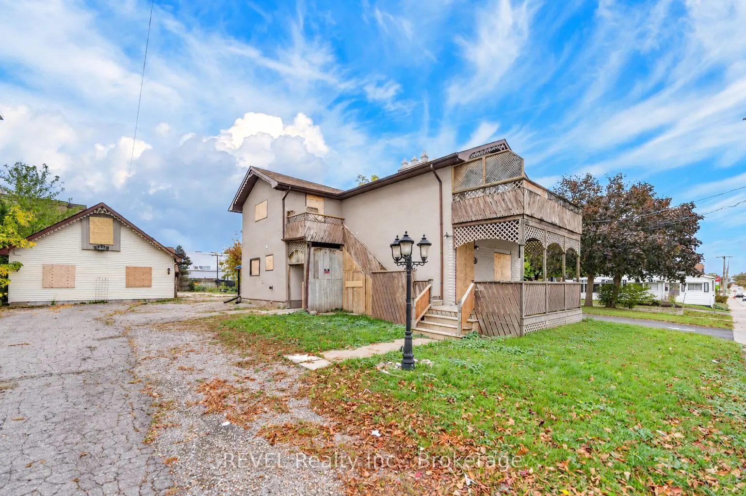 21 PINE Street S
