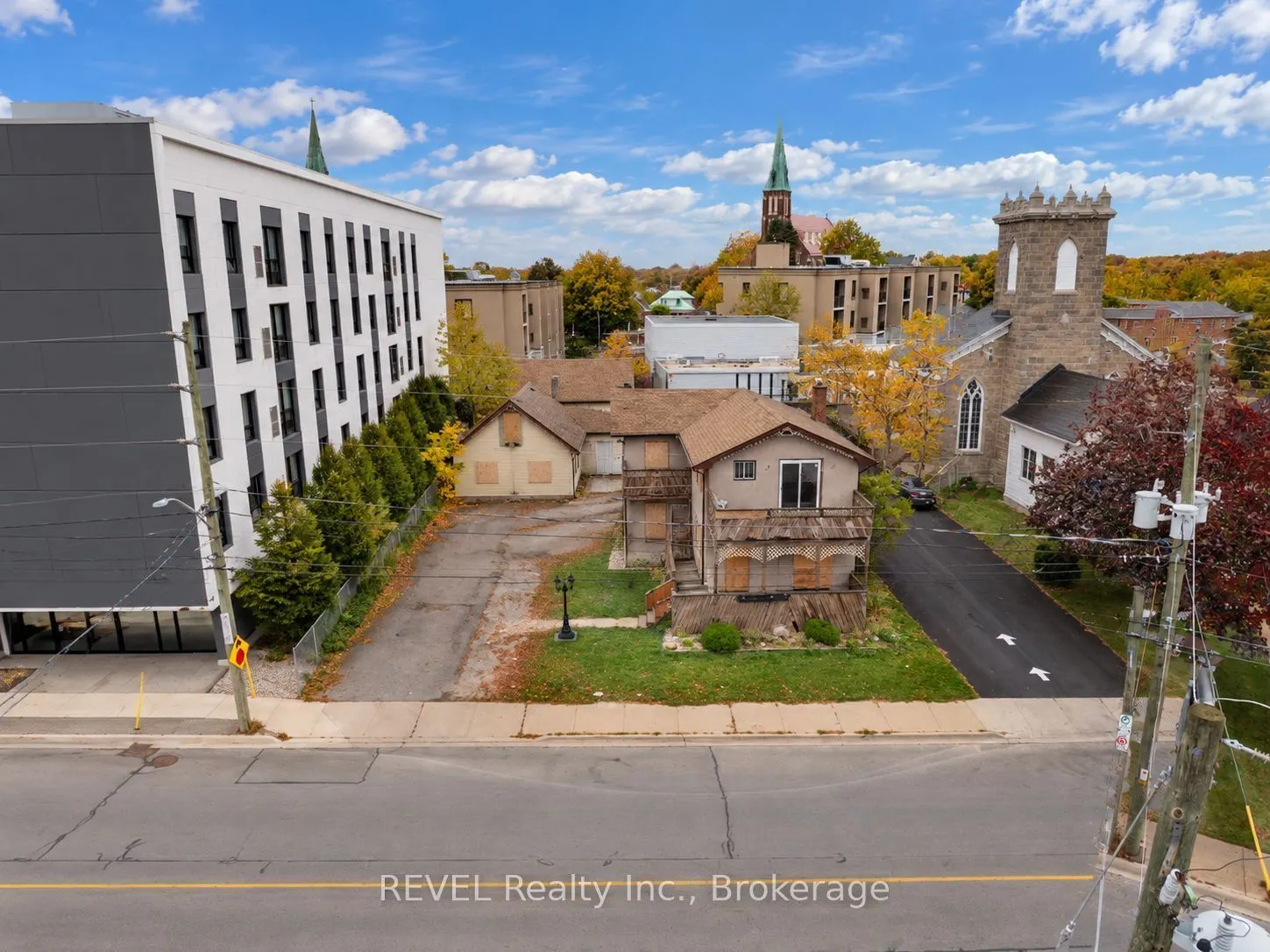21 PINE Street S