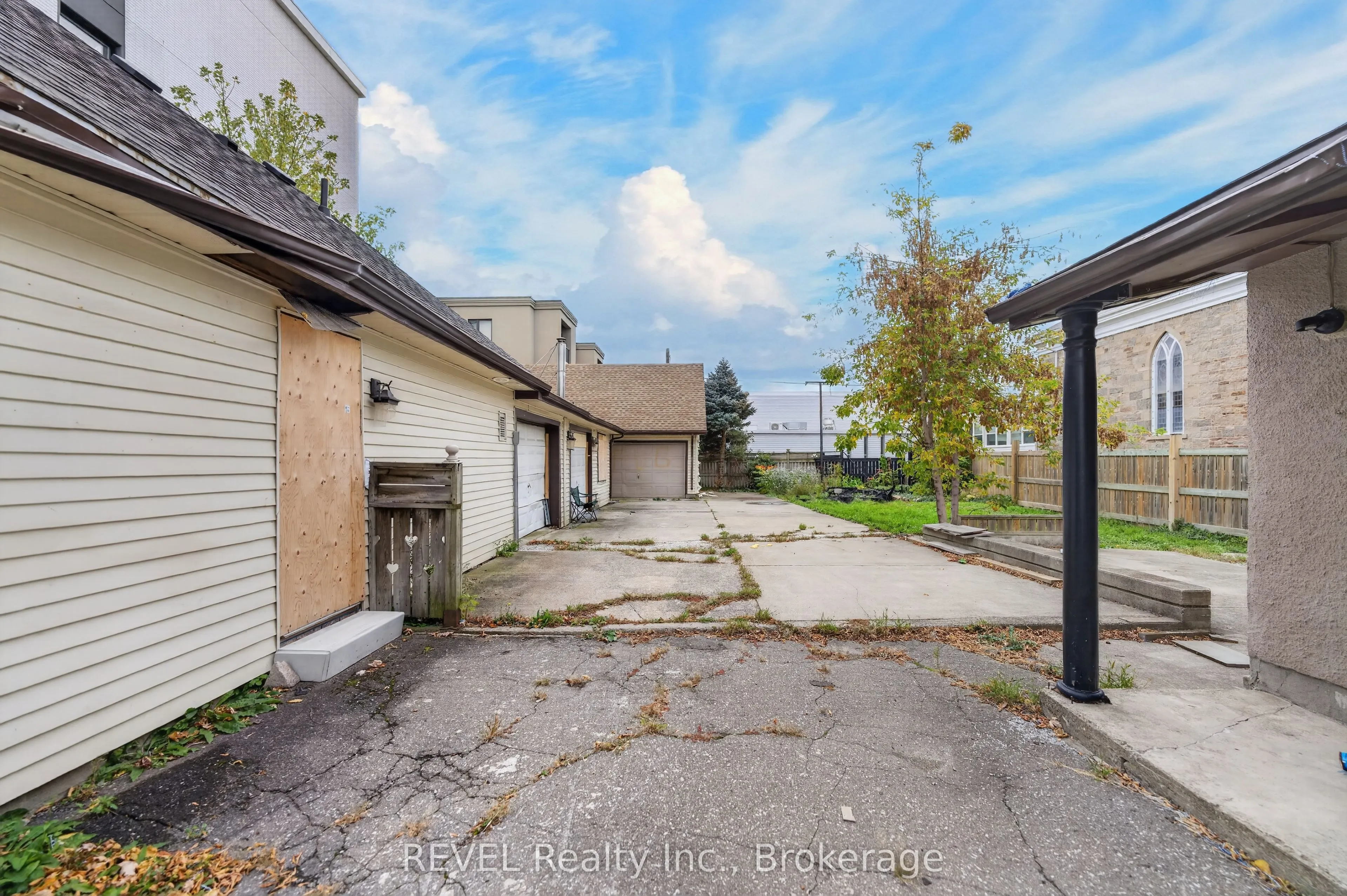 21 PINE Street S