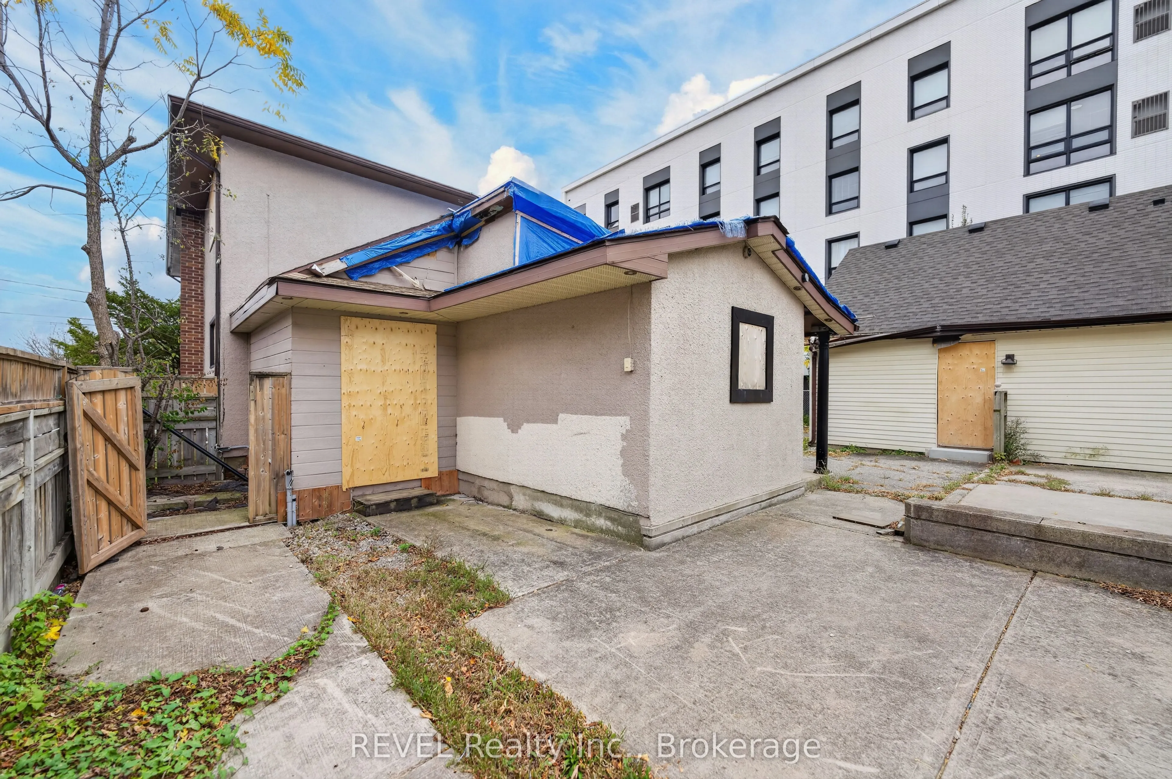 21 PINE Street S