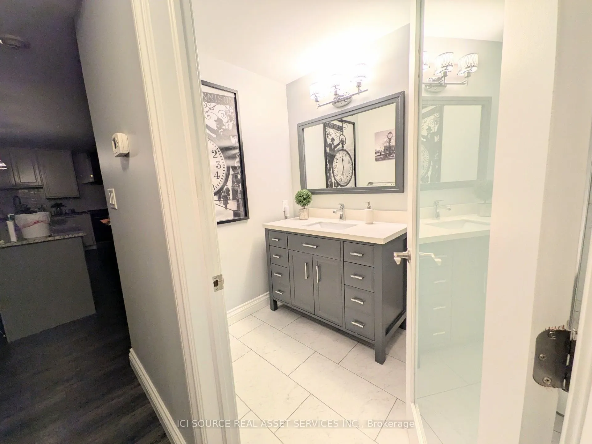 2175 Wyandotte Street E #404