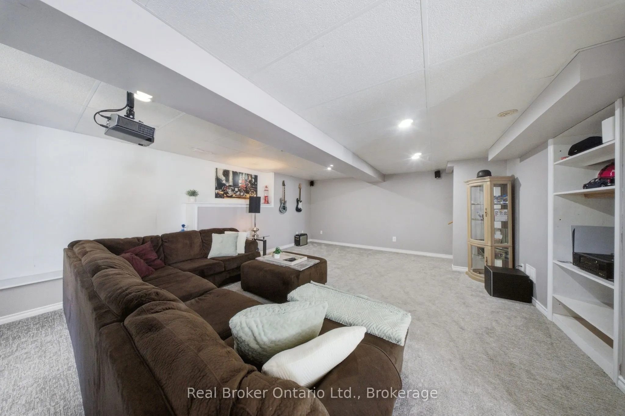 11 Dundas Street W