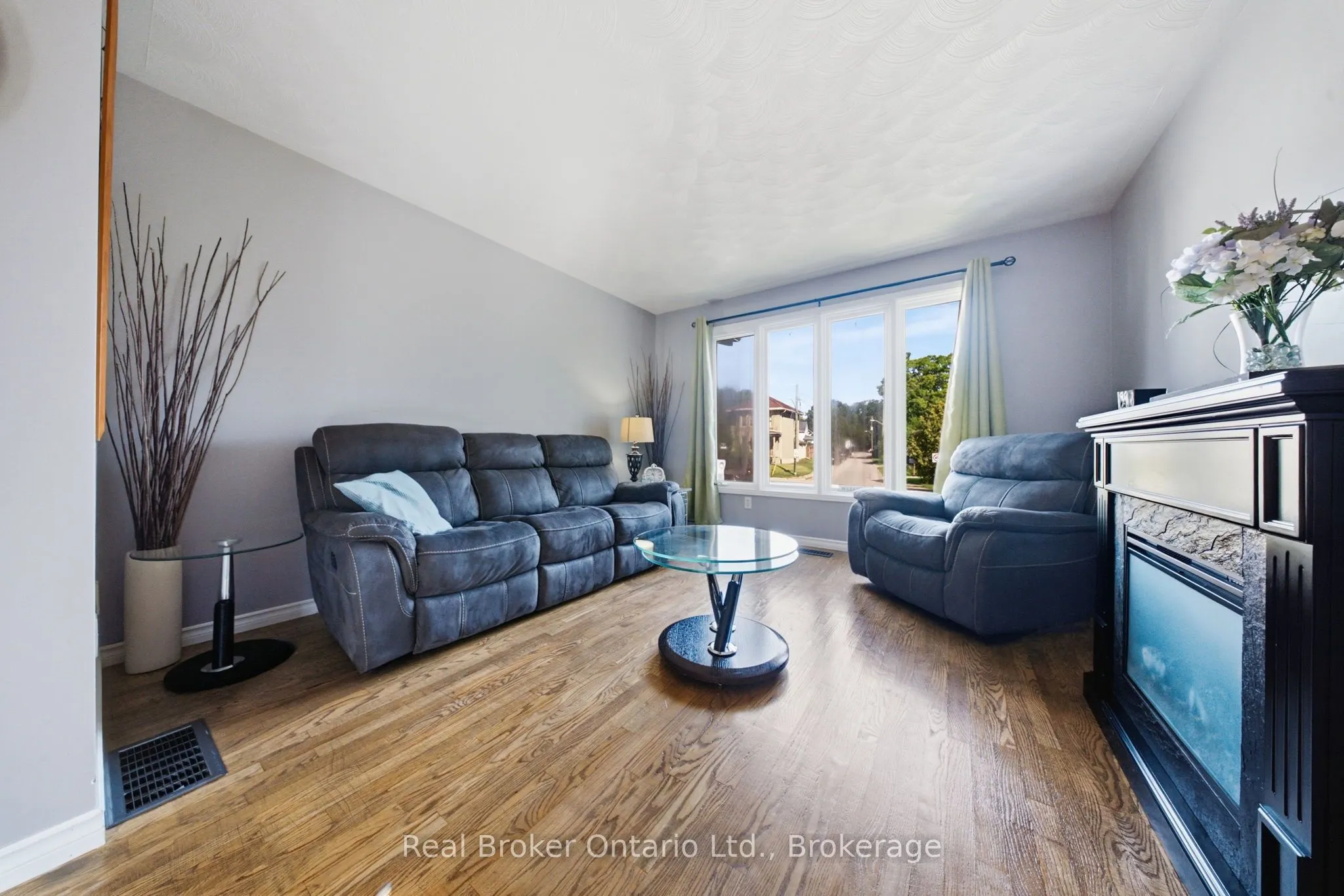 11 Dundas Street W