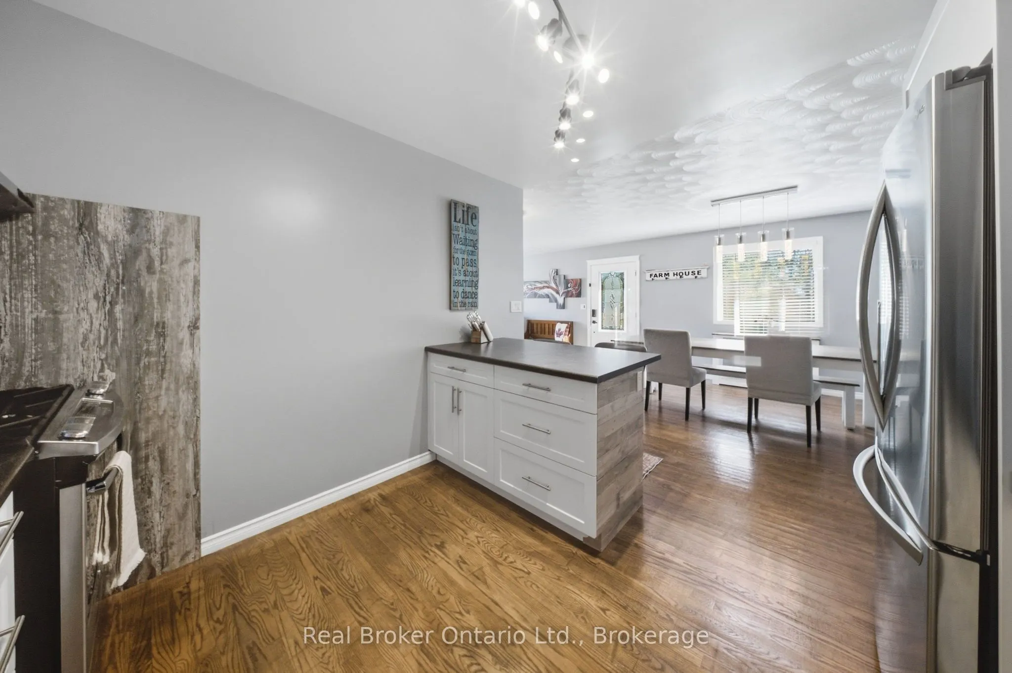 11 Dundas Street W