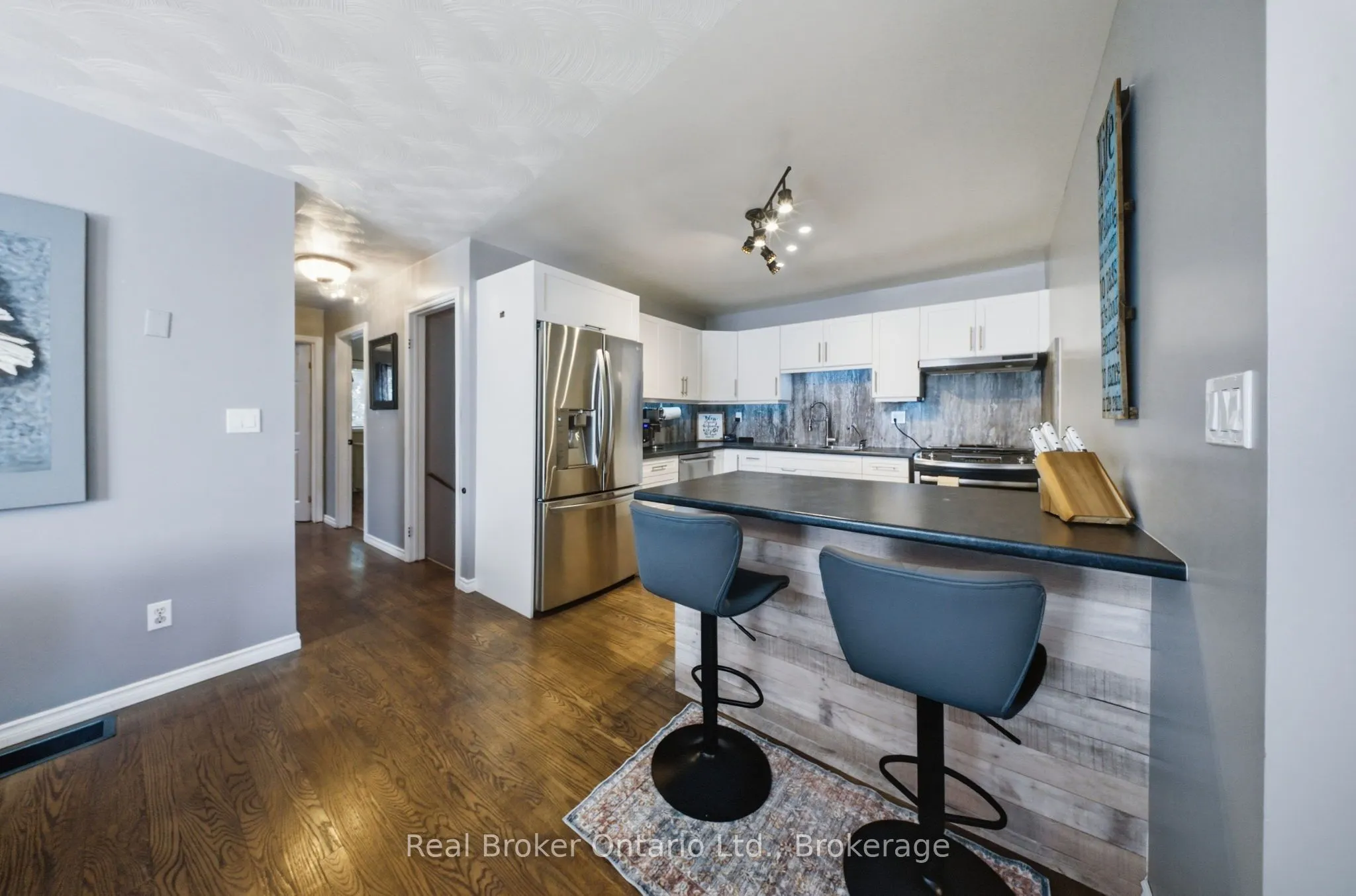 11 Dundas Street W