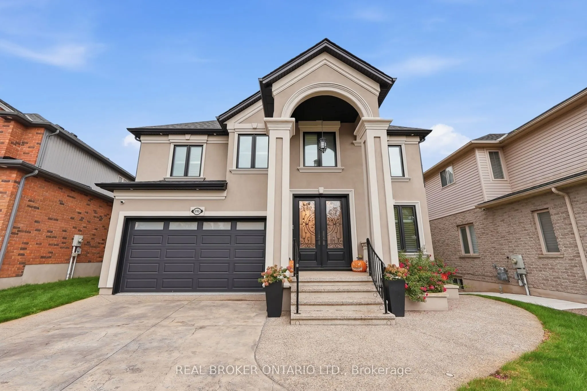 916 Foxbrook Court