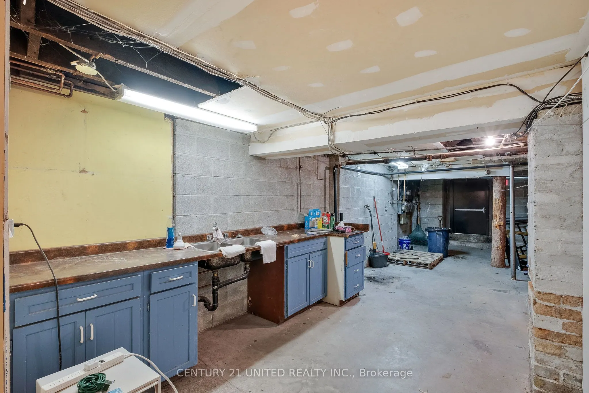 39 King Street W