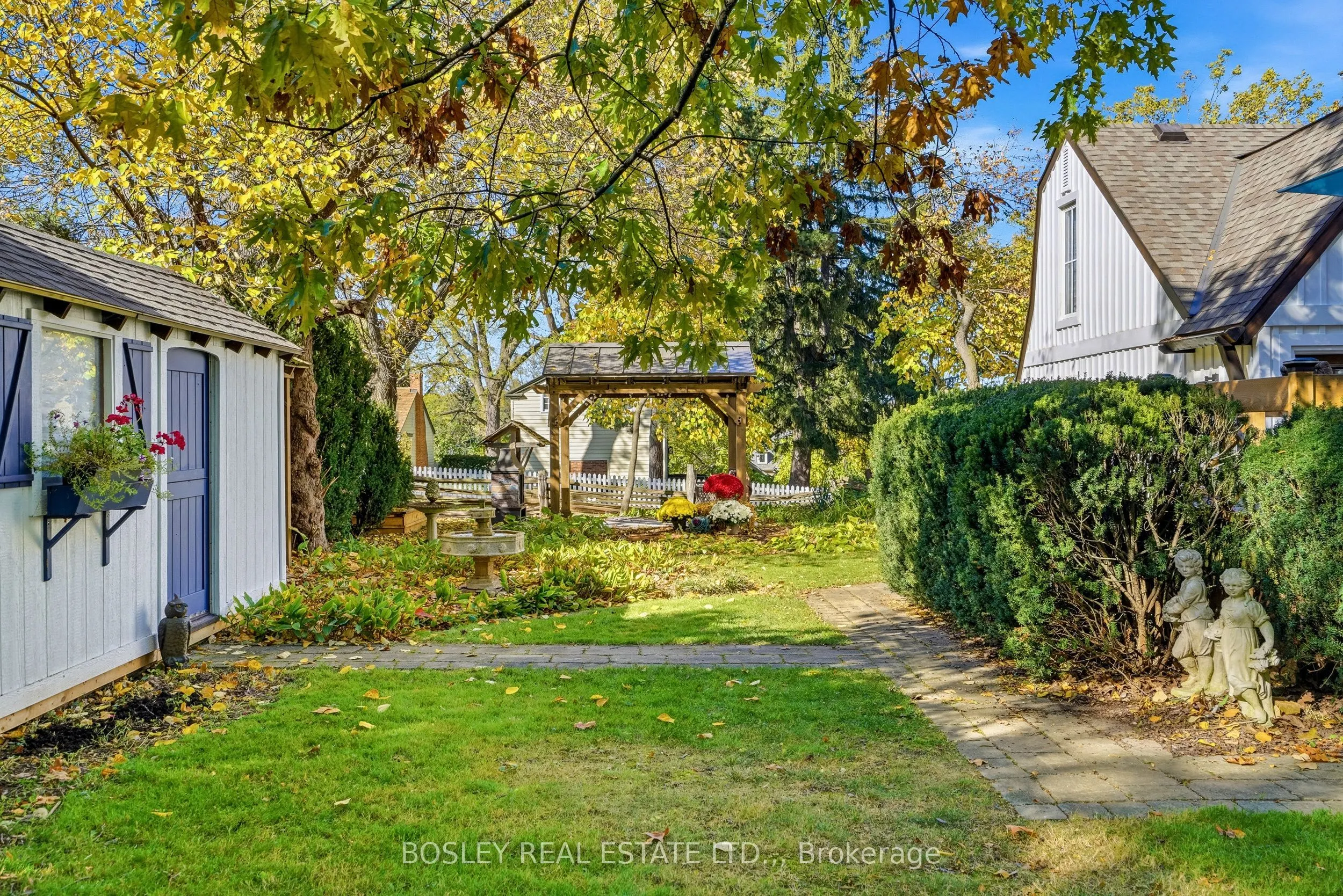 25 Queenston Street