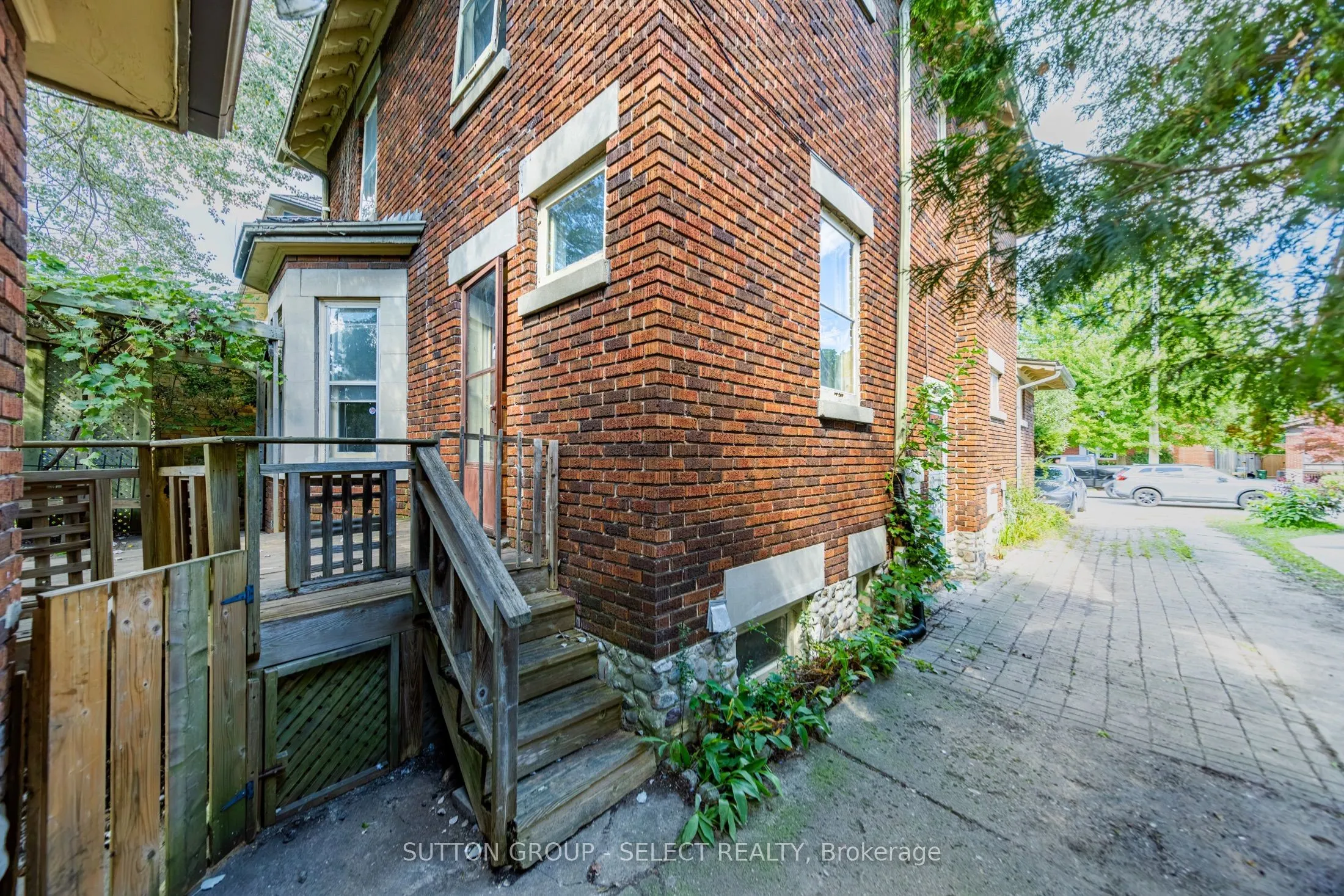 239 Ridout Street S