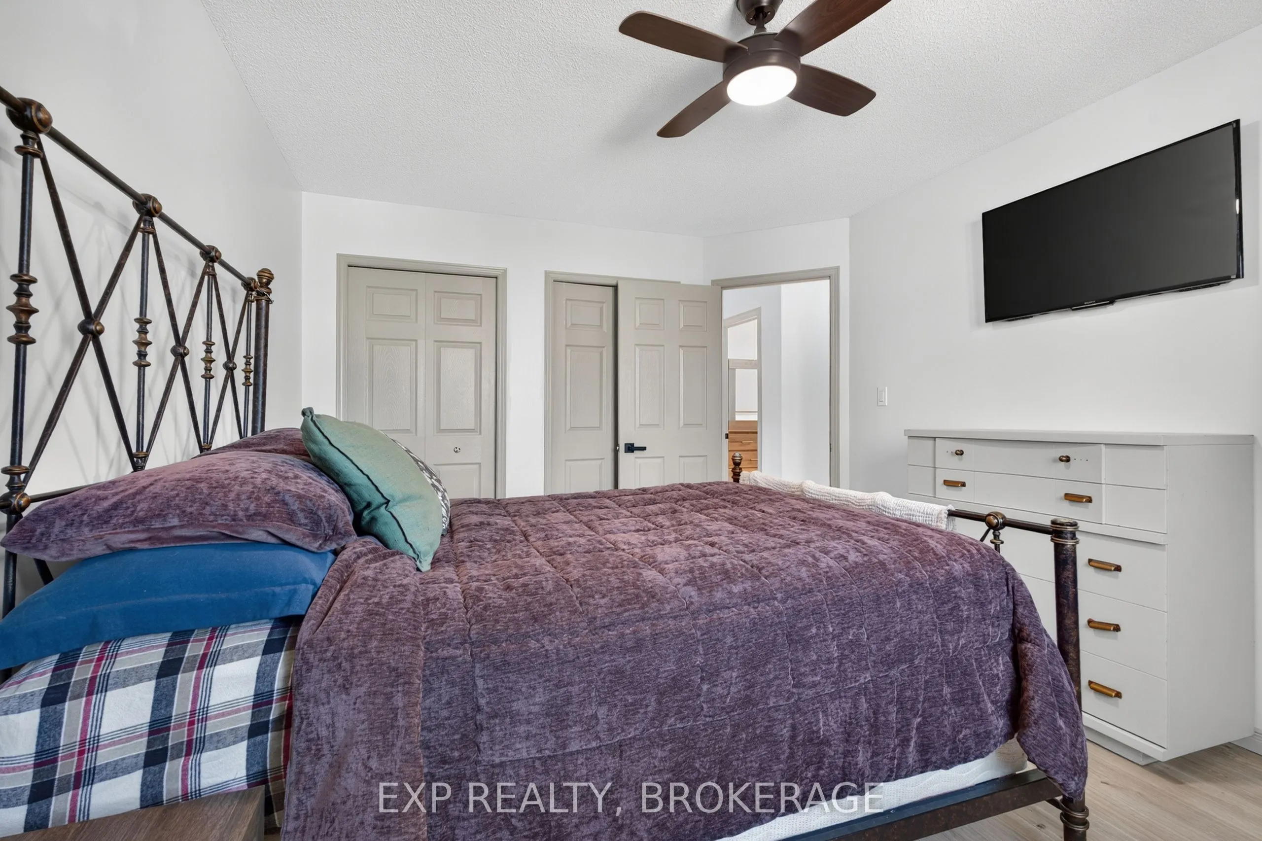 975 RAINBOW Crescent
