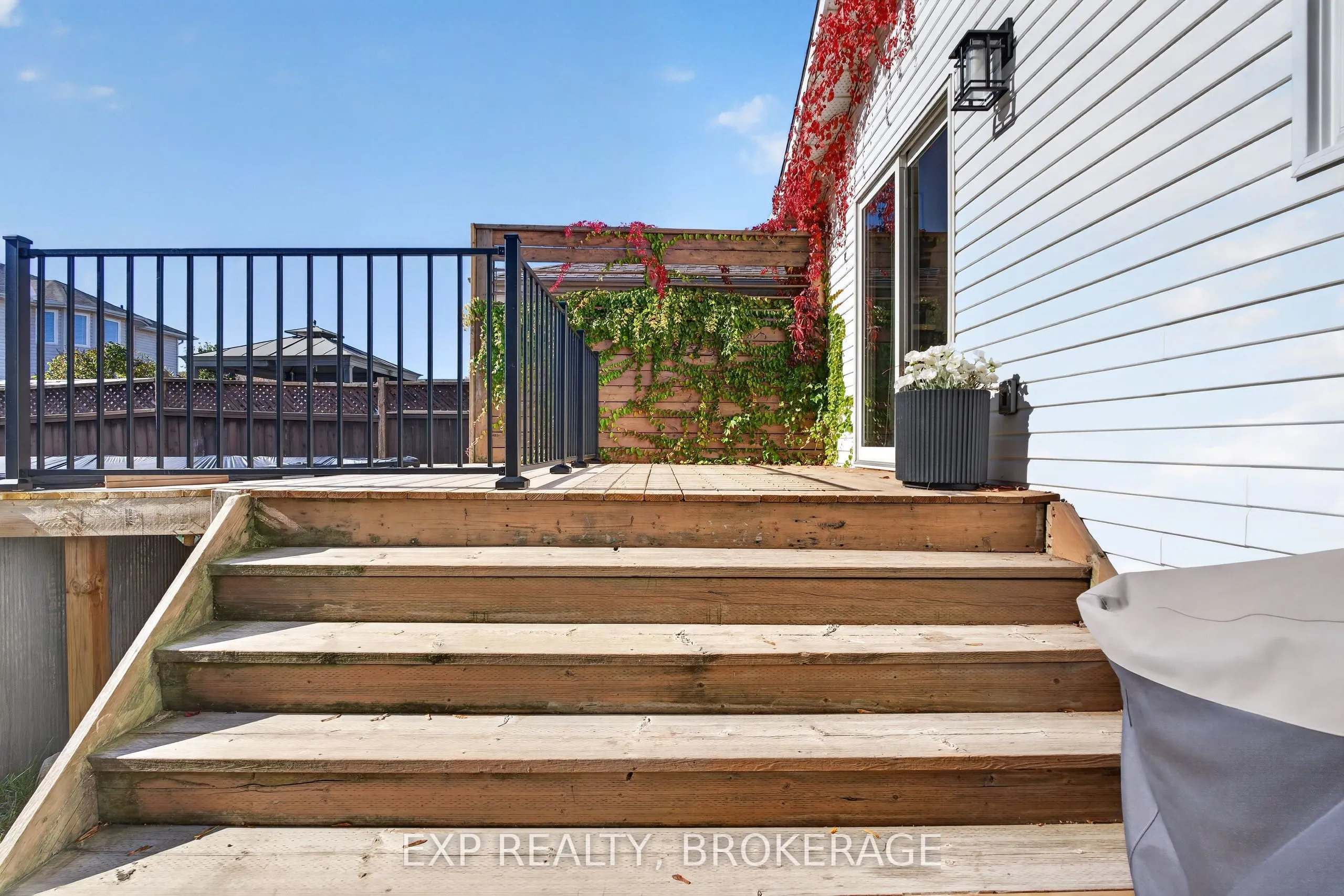 975 RAINBOW Crescent