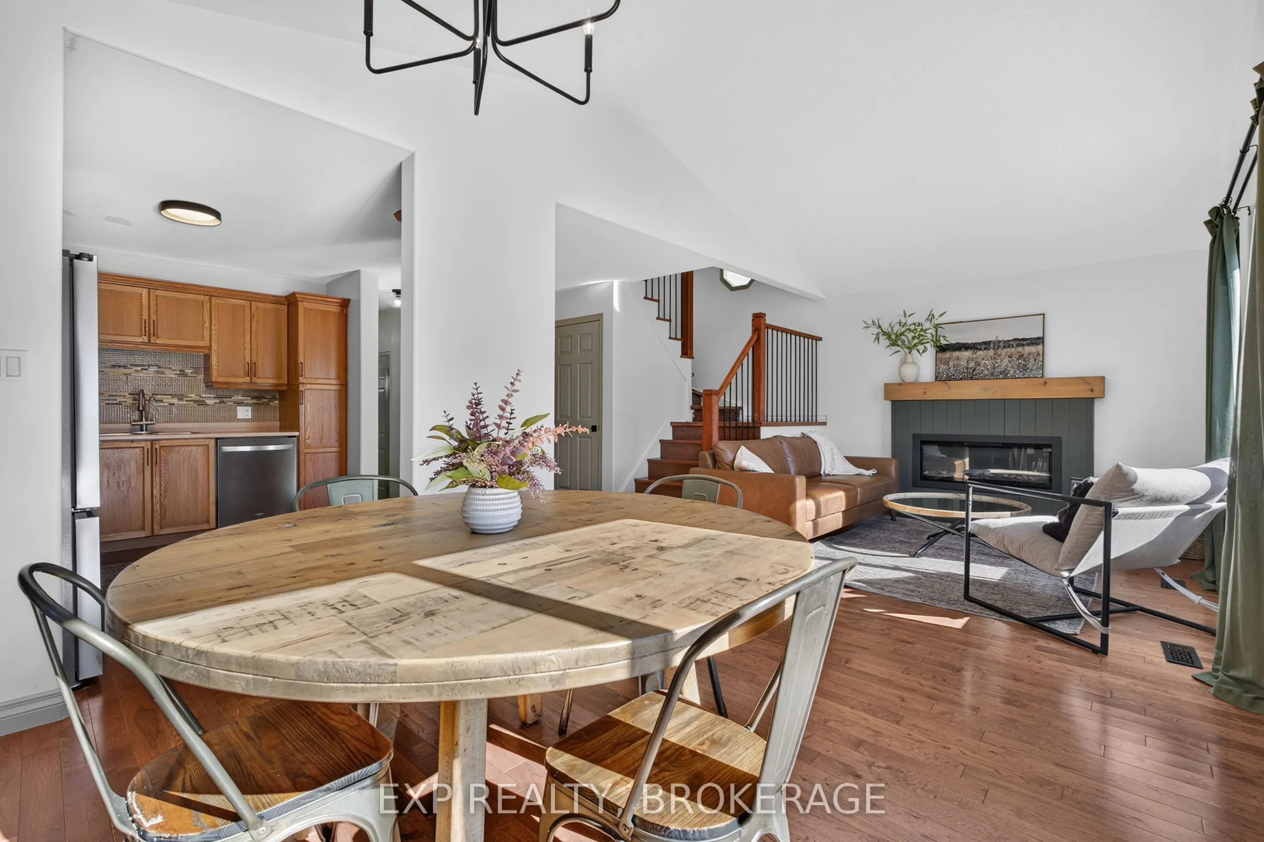 975 RAINBOW Crescent
