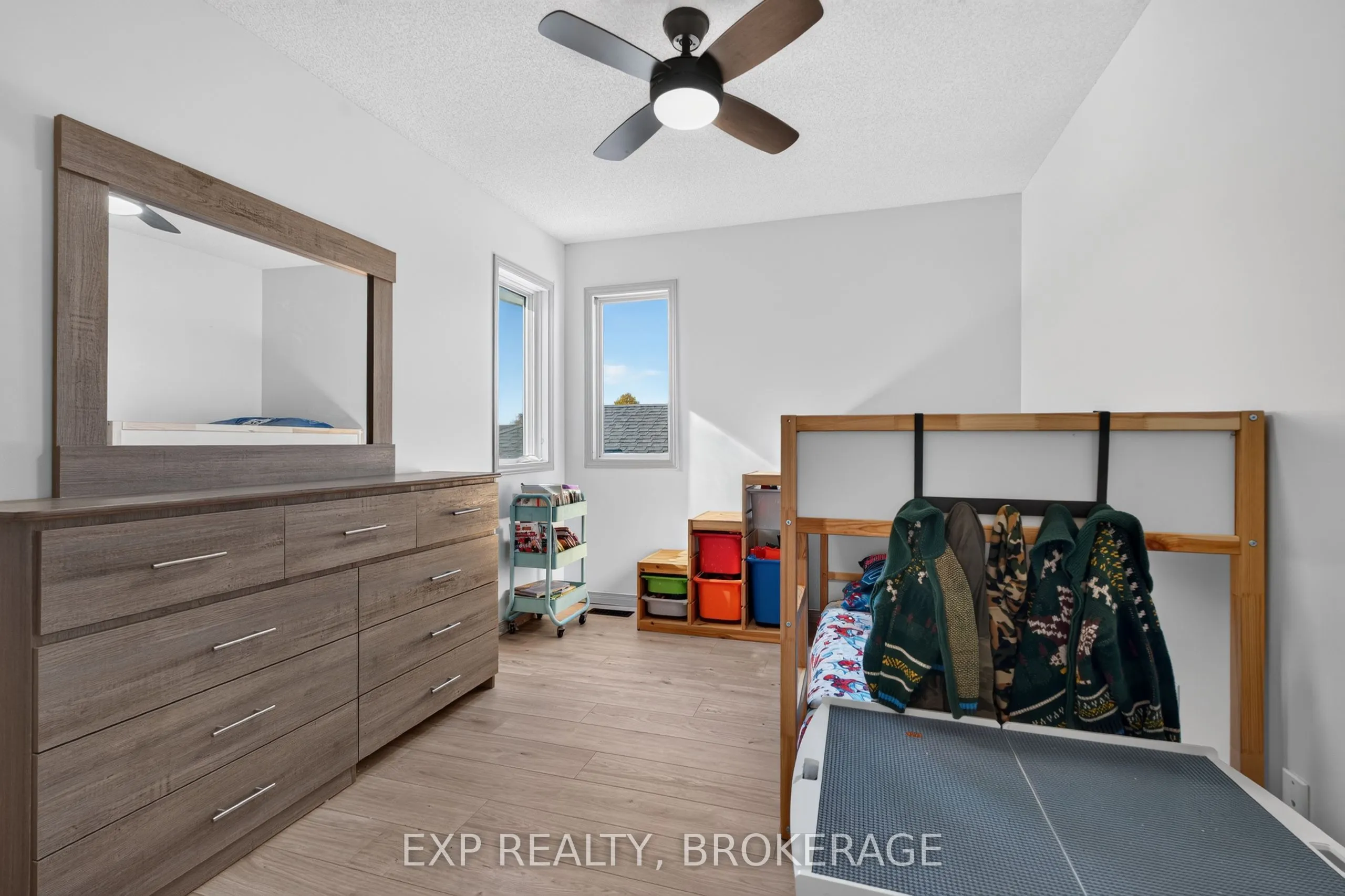 975 RAINBOW Crescent