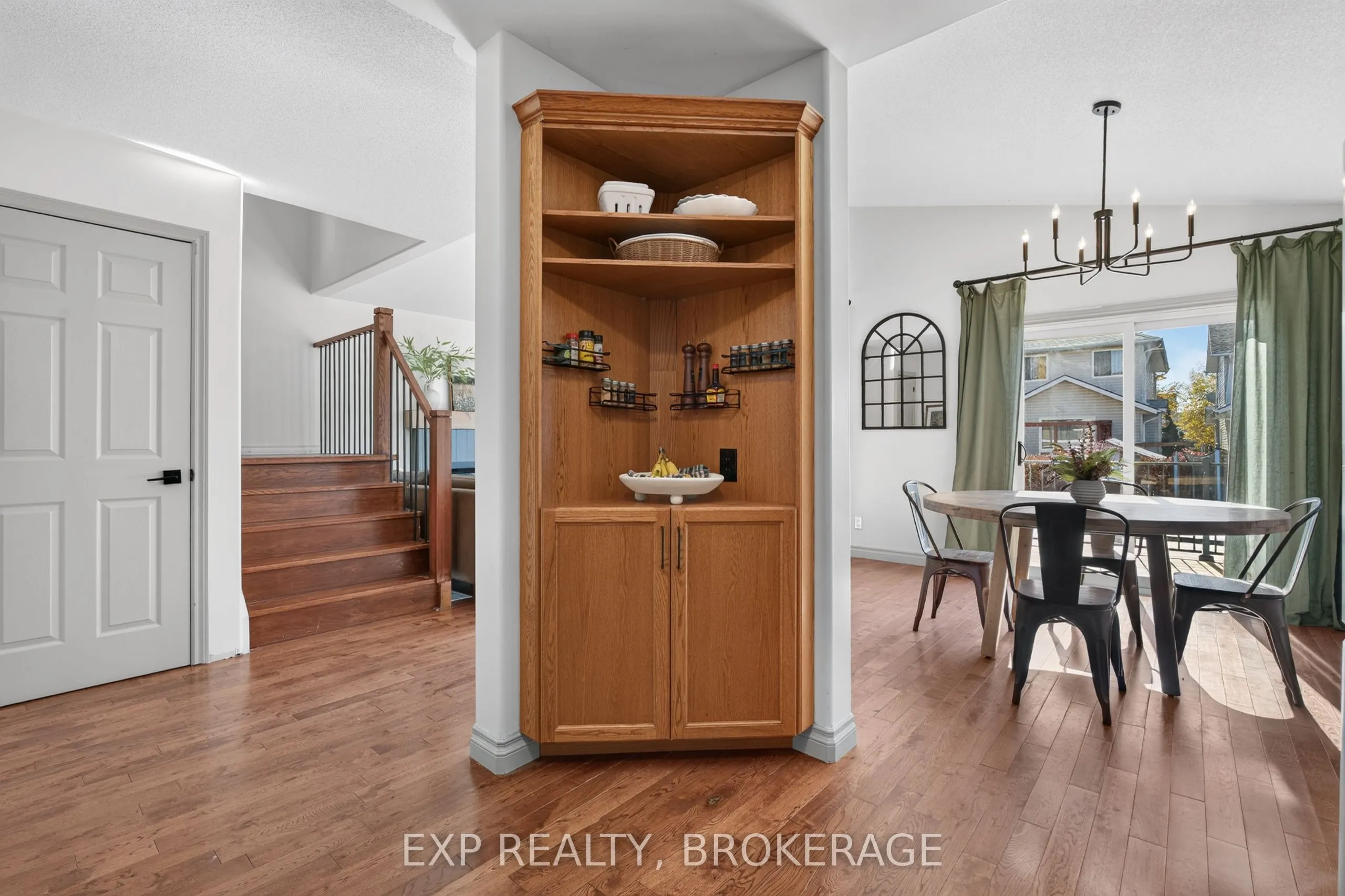 975 RAINBOW Crescent
