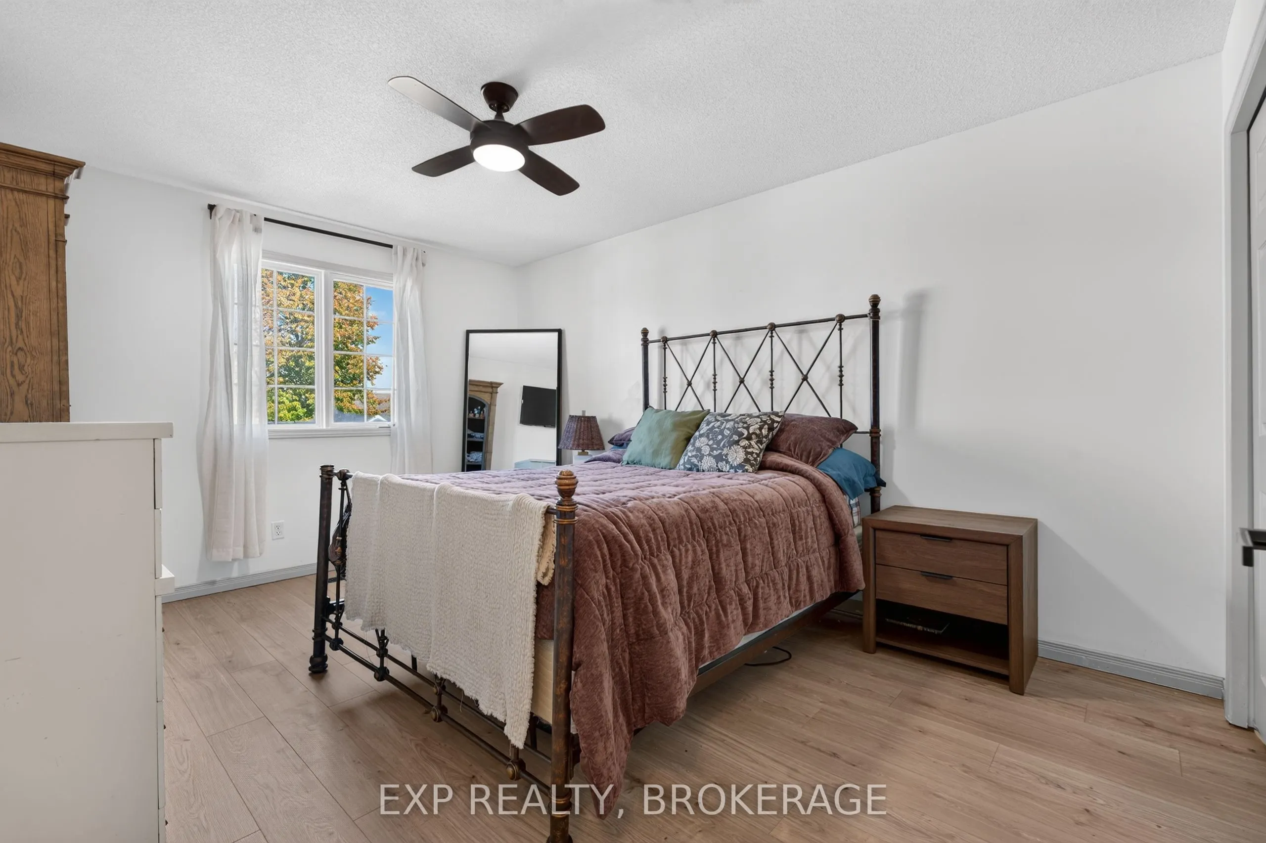 975 RAINBOW Crescent