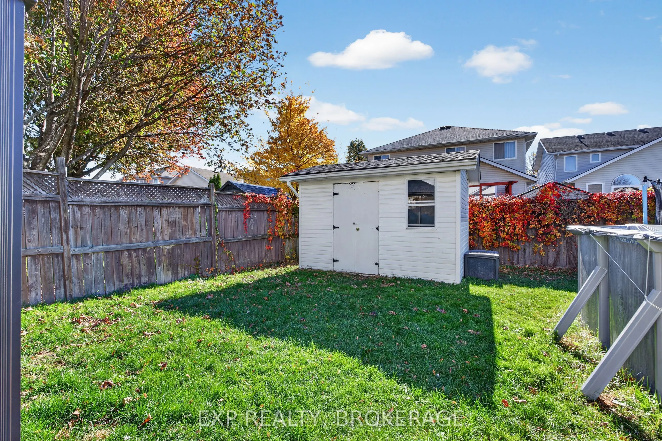 975 RAINBOW Crescent