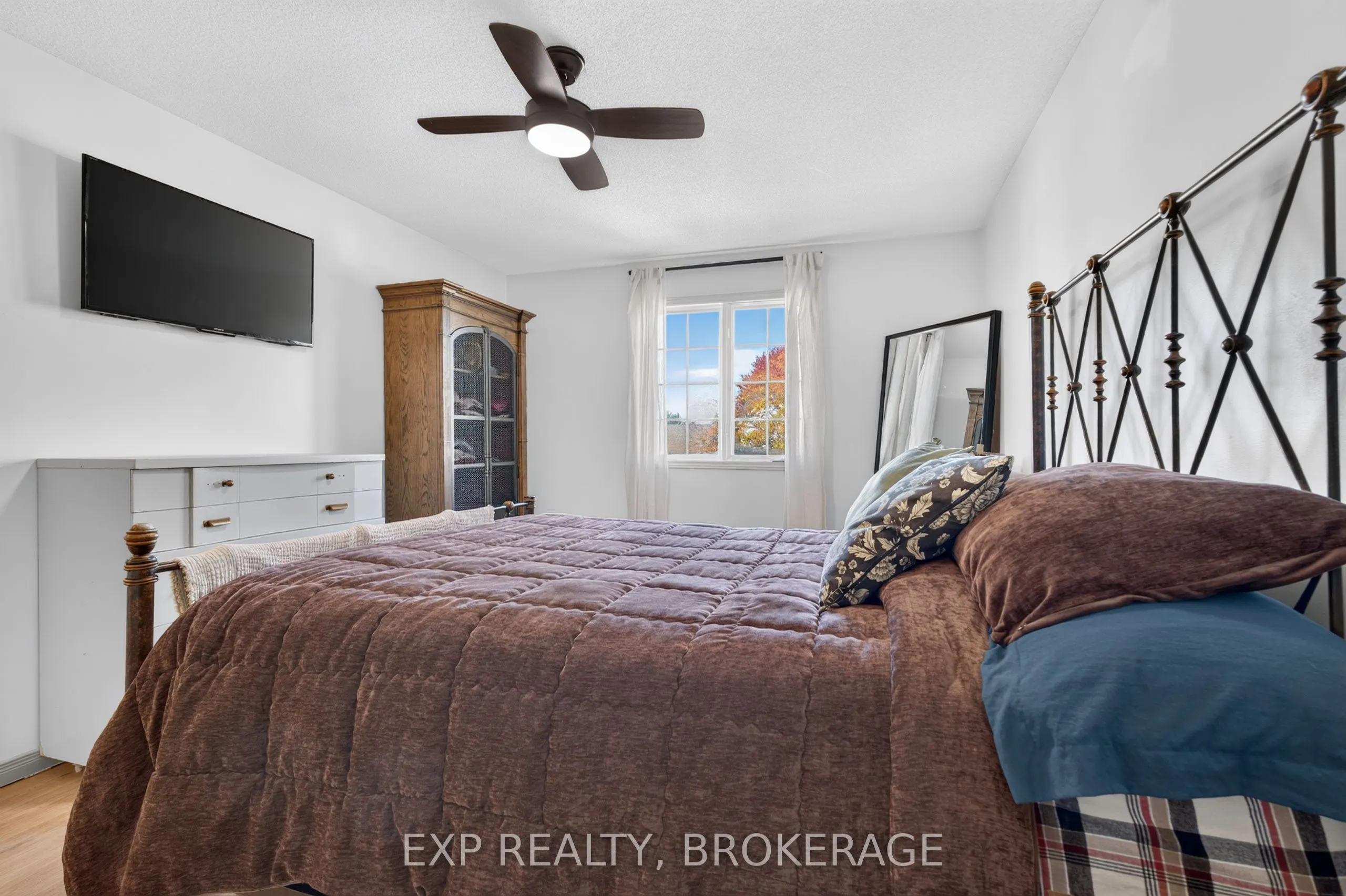 975 RAINBOW Crescent