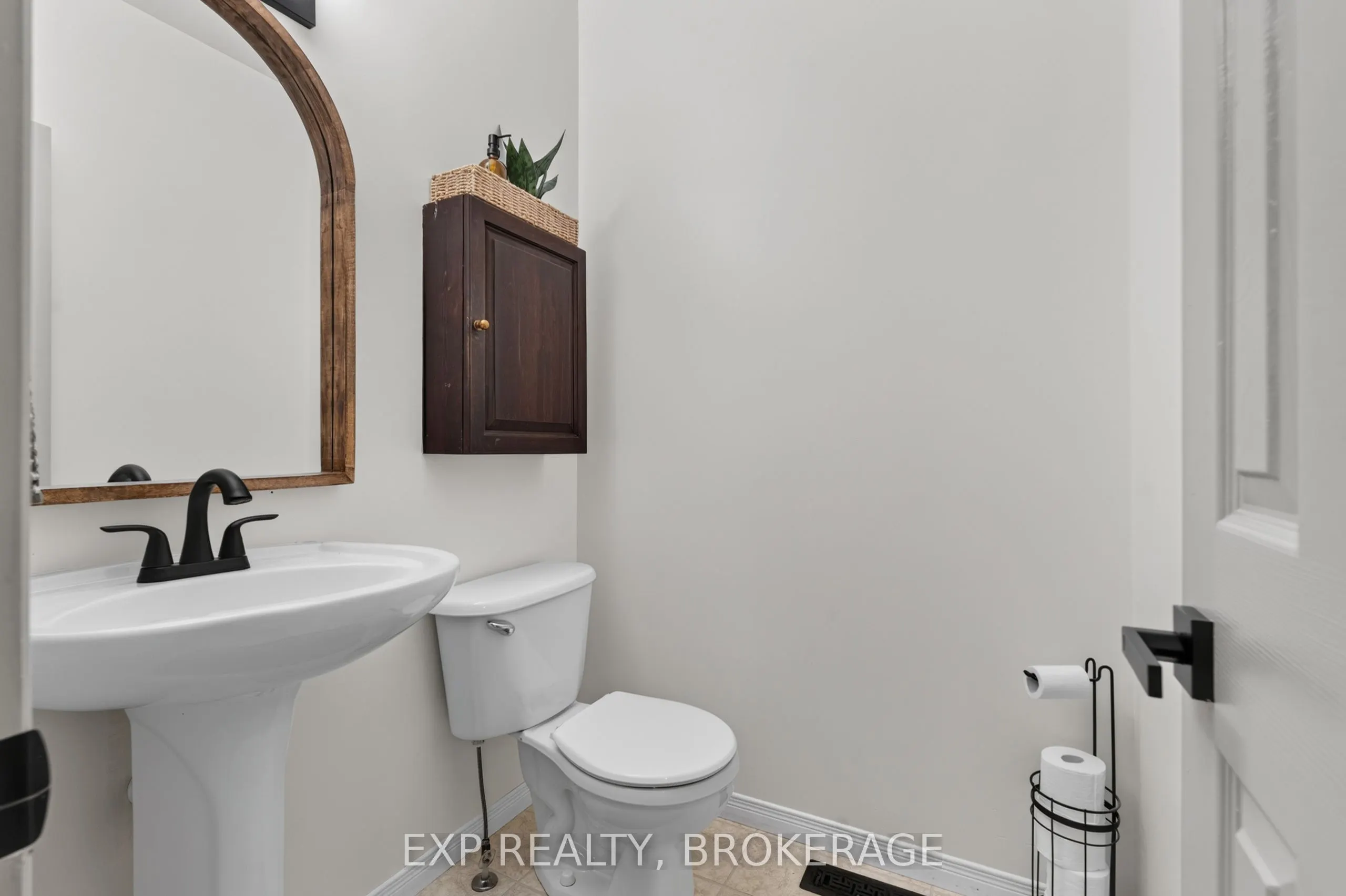 975 RAINBOW Crescent