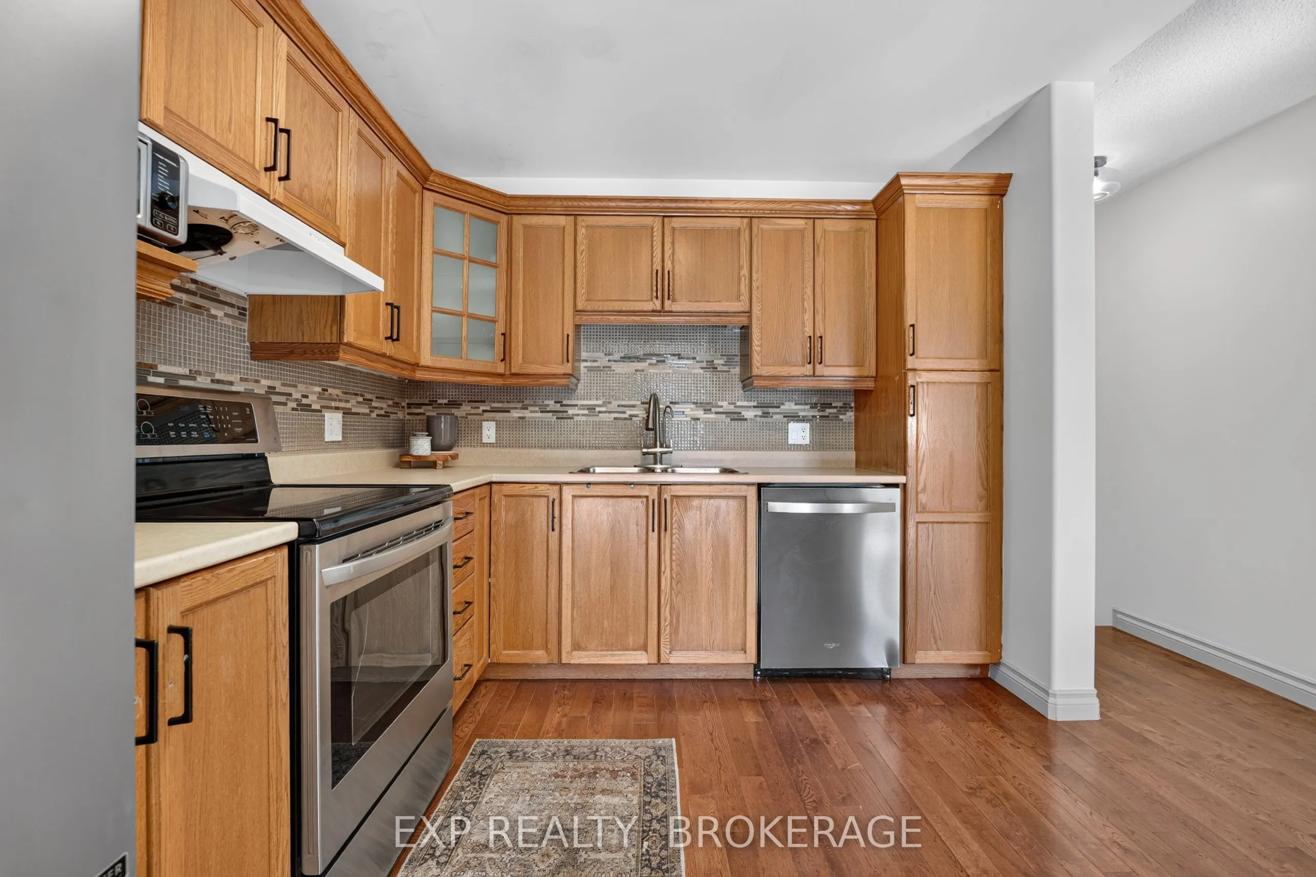 975 RAINBOW Crescent