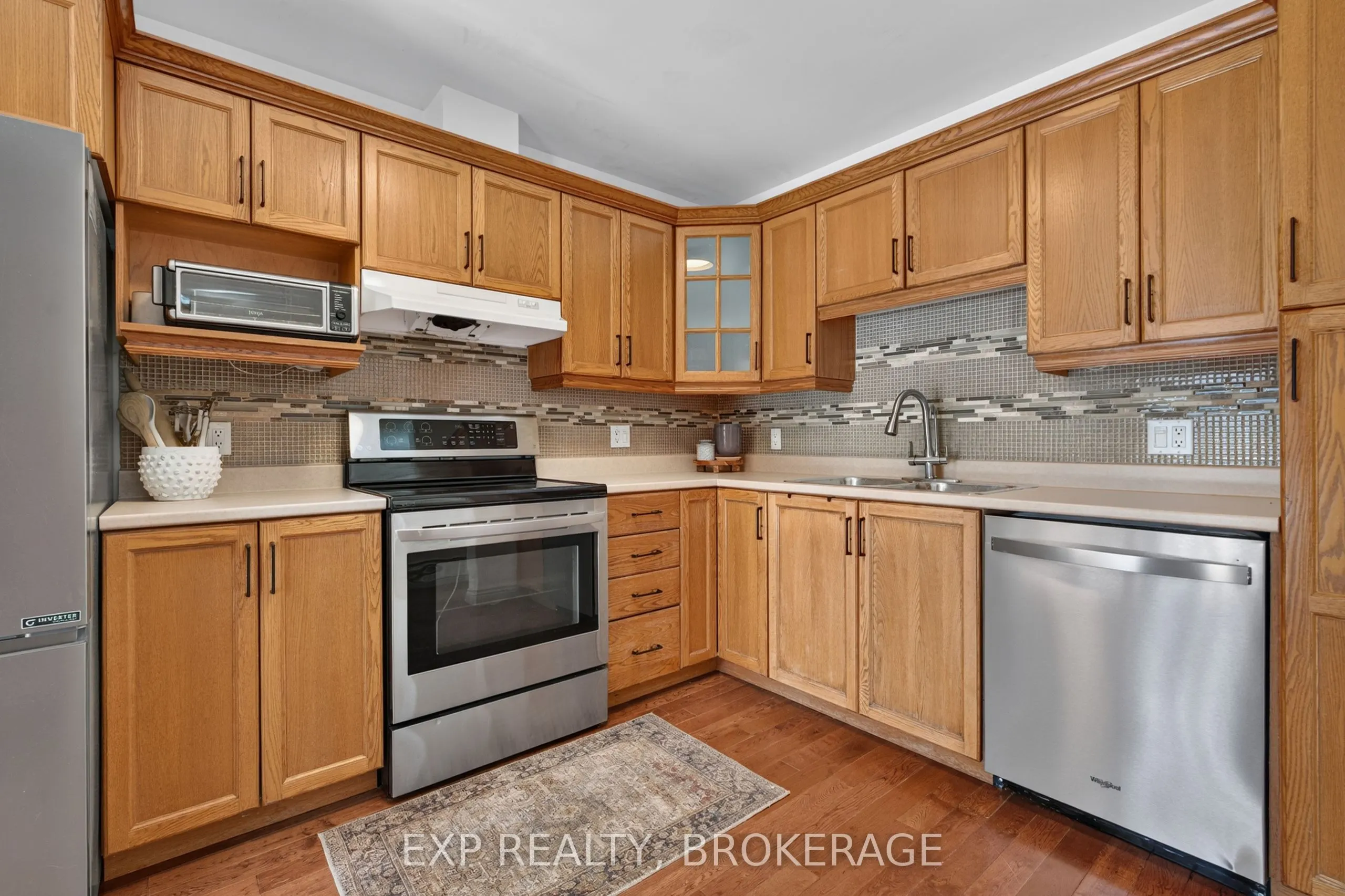 975 RAINBOW Crescent