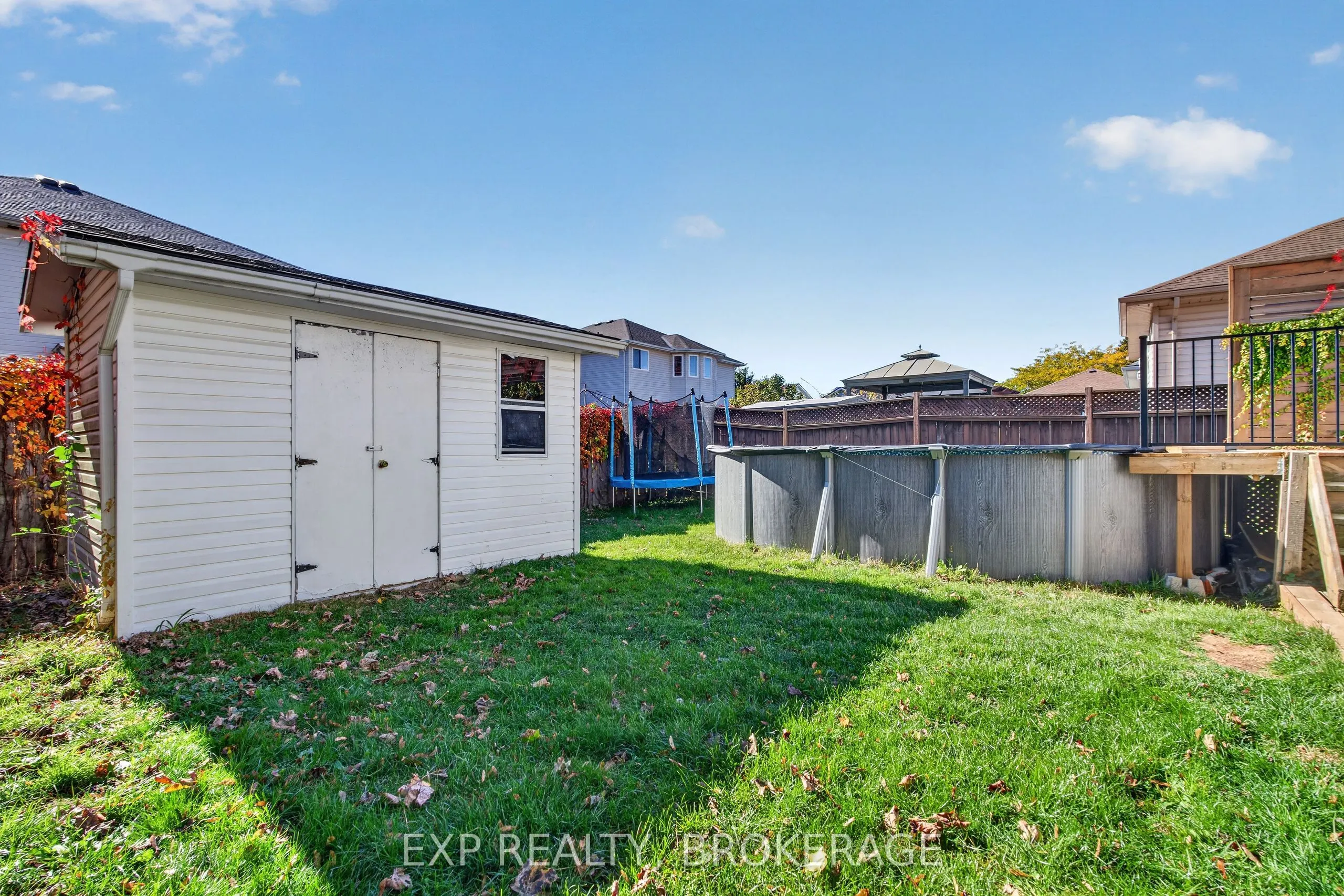 975 RAINBOW Crescent