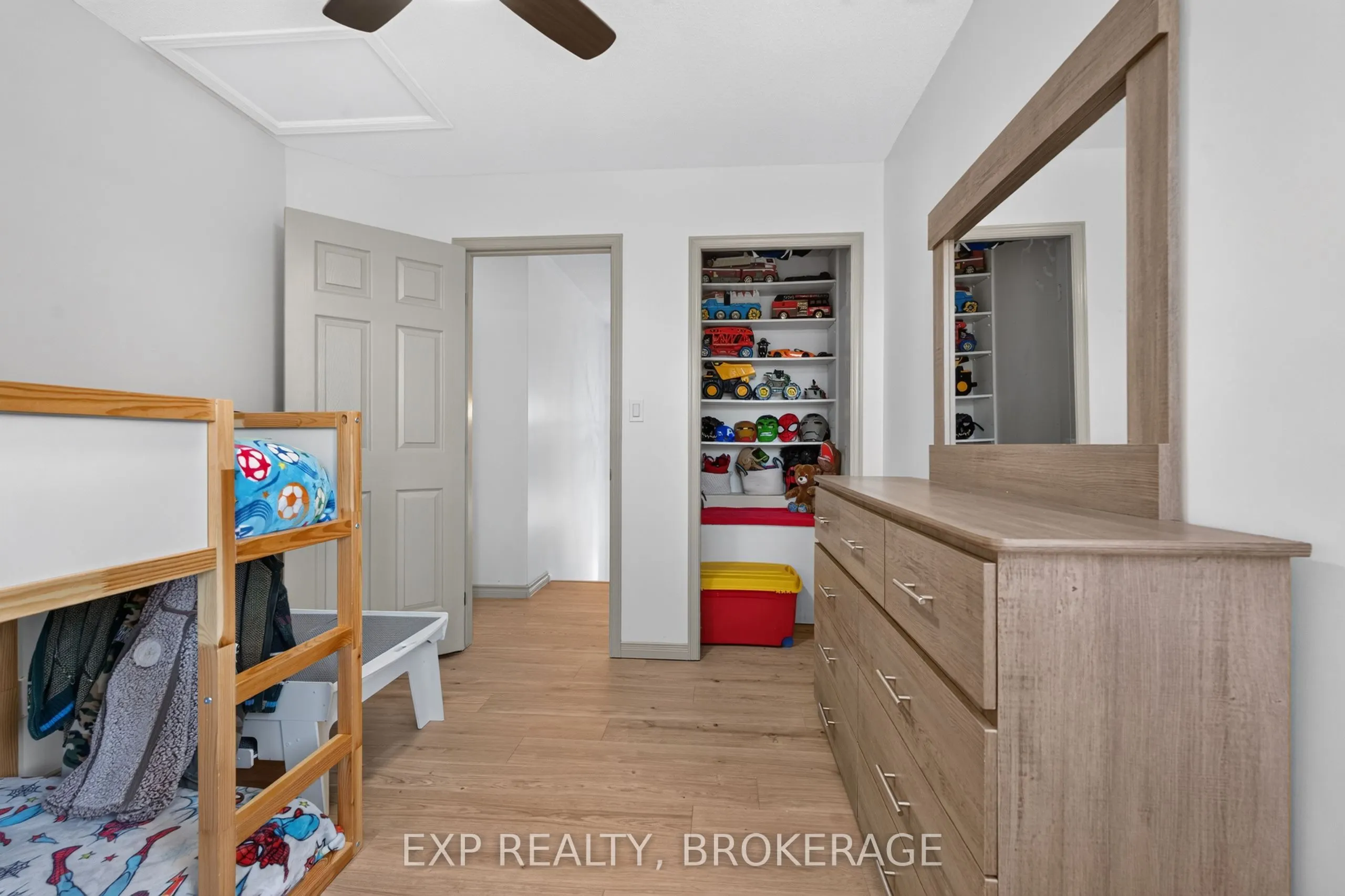 975 RAINBOW Crescent