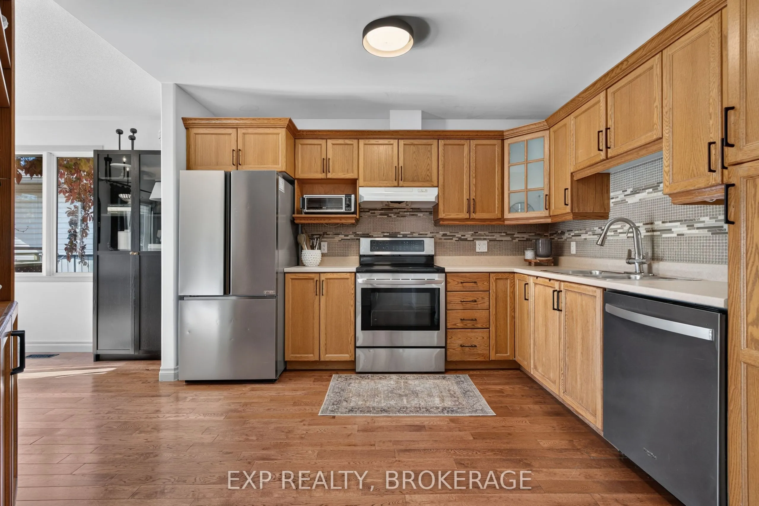 975 RAINBOW Crescent