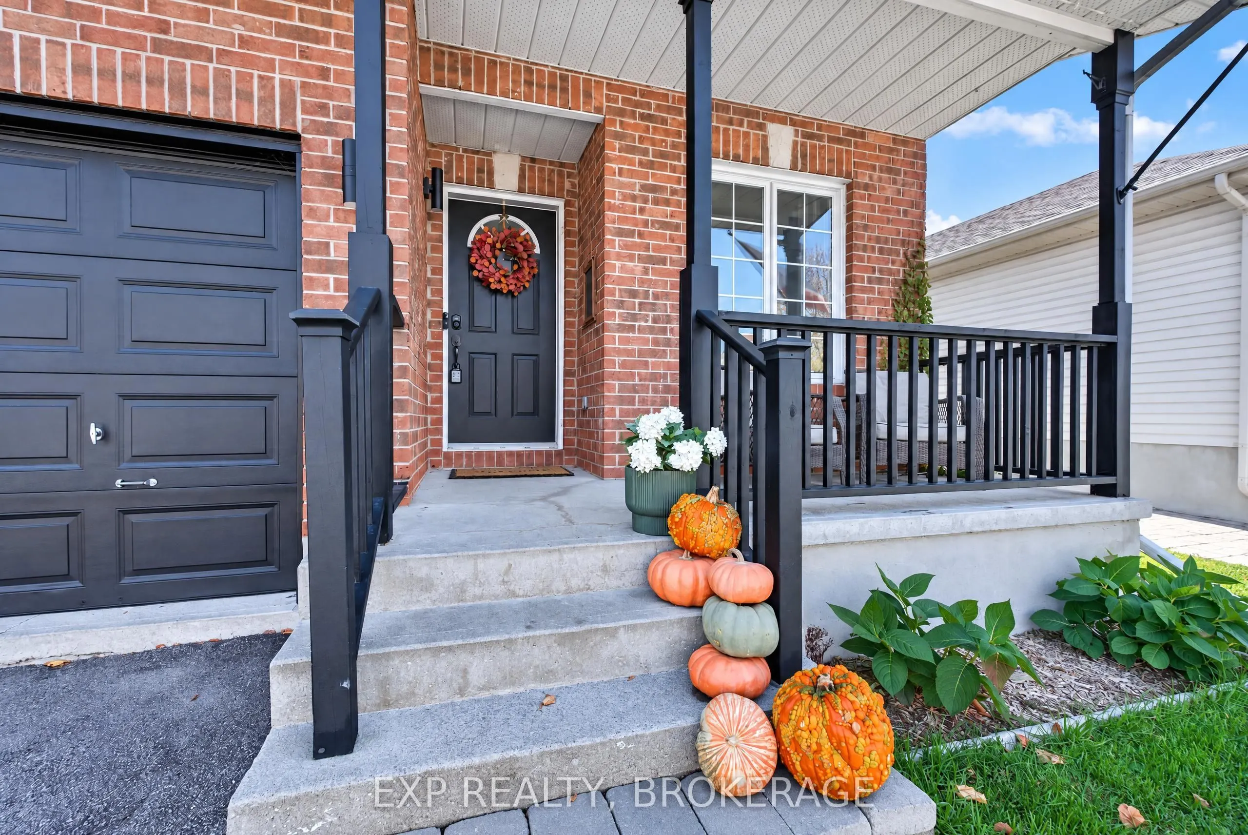 975 RAINBOW Crescent