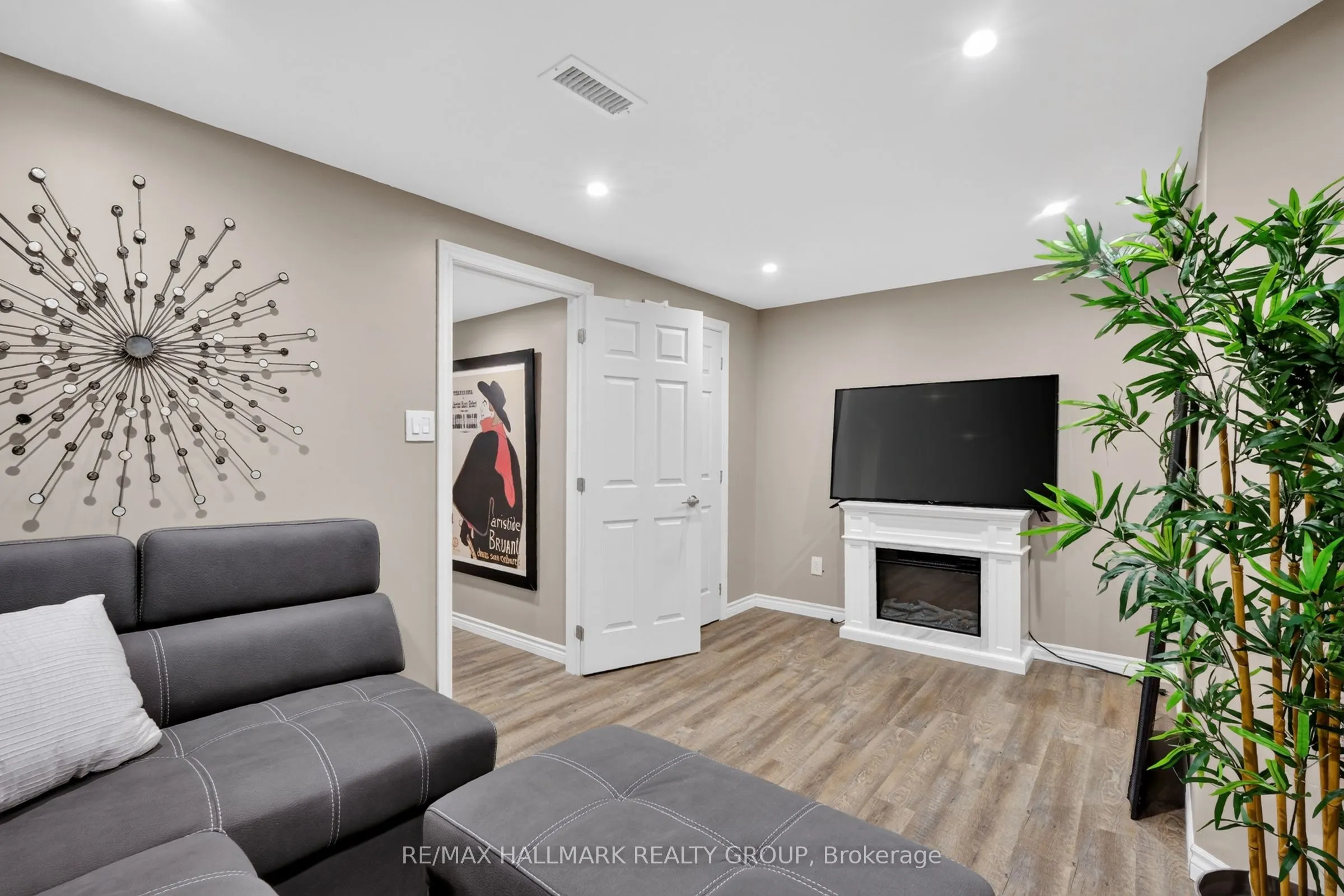 953 Cookshire Crescent #38