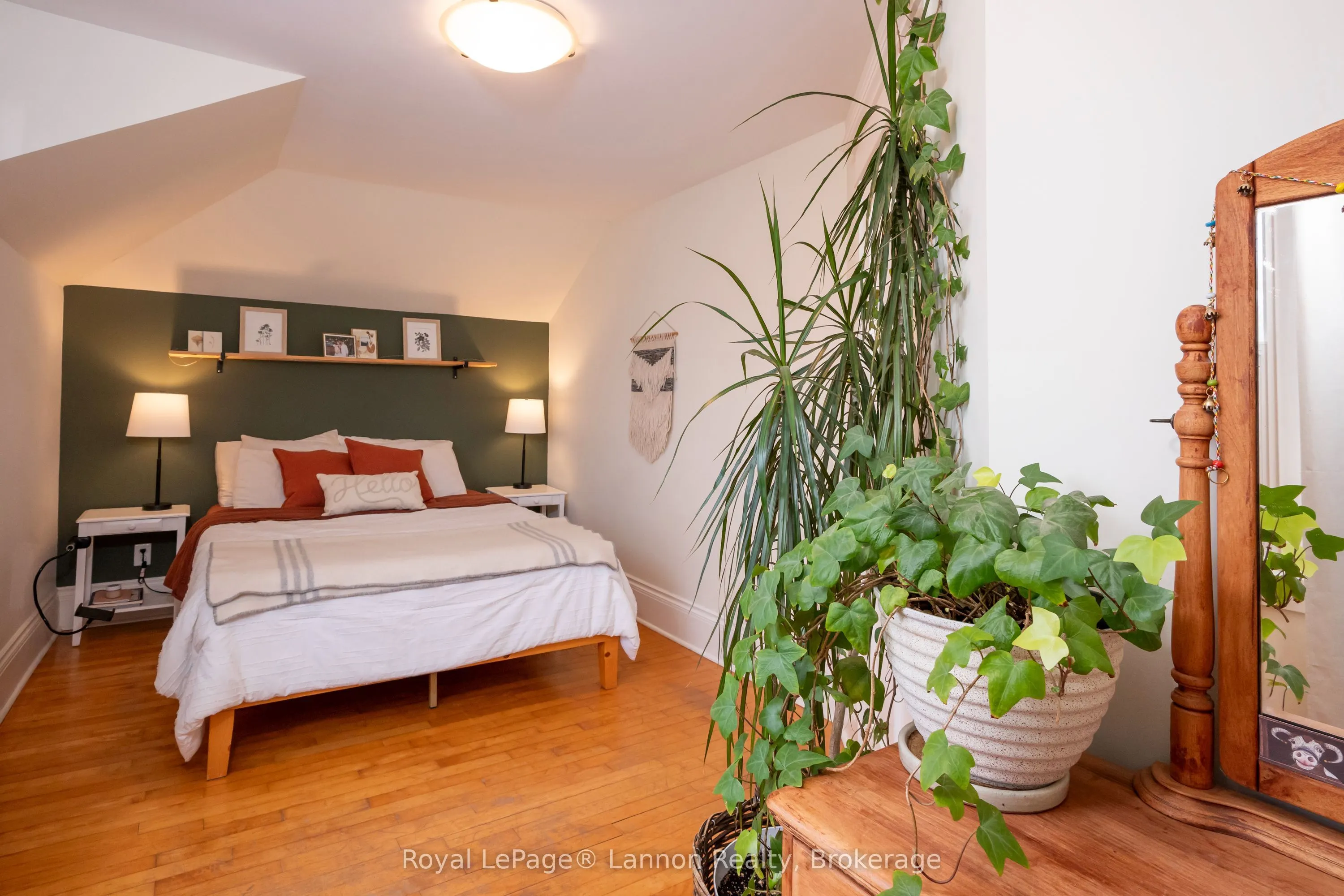 250 Brock Street W